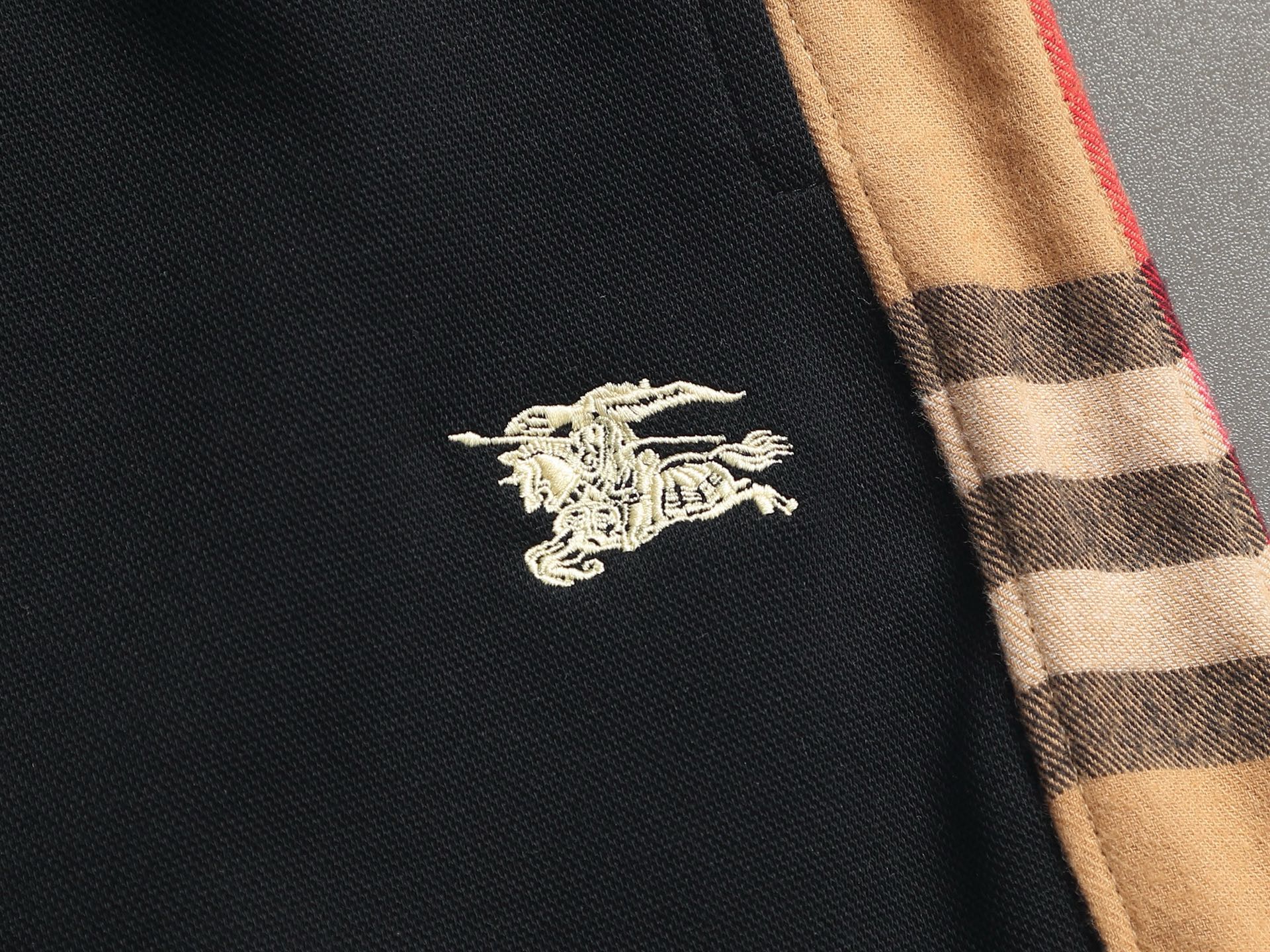 Burberry BURBERRY 巴宝莉26ss 毛圈短裤 ～采用棉质毛圈面料精心制作 饰以同色调提花图案徽章