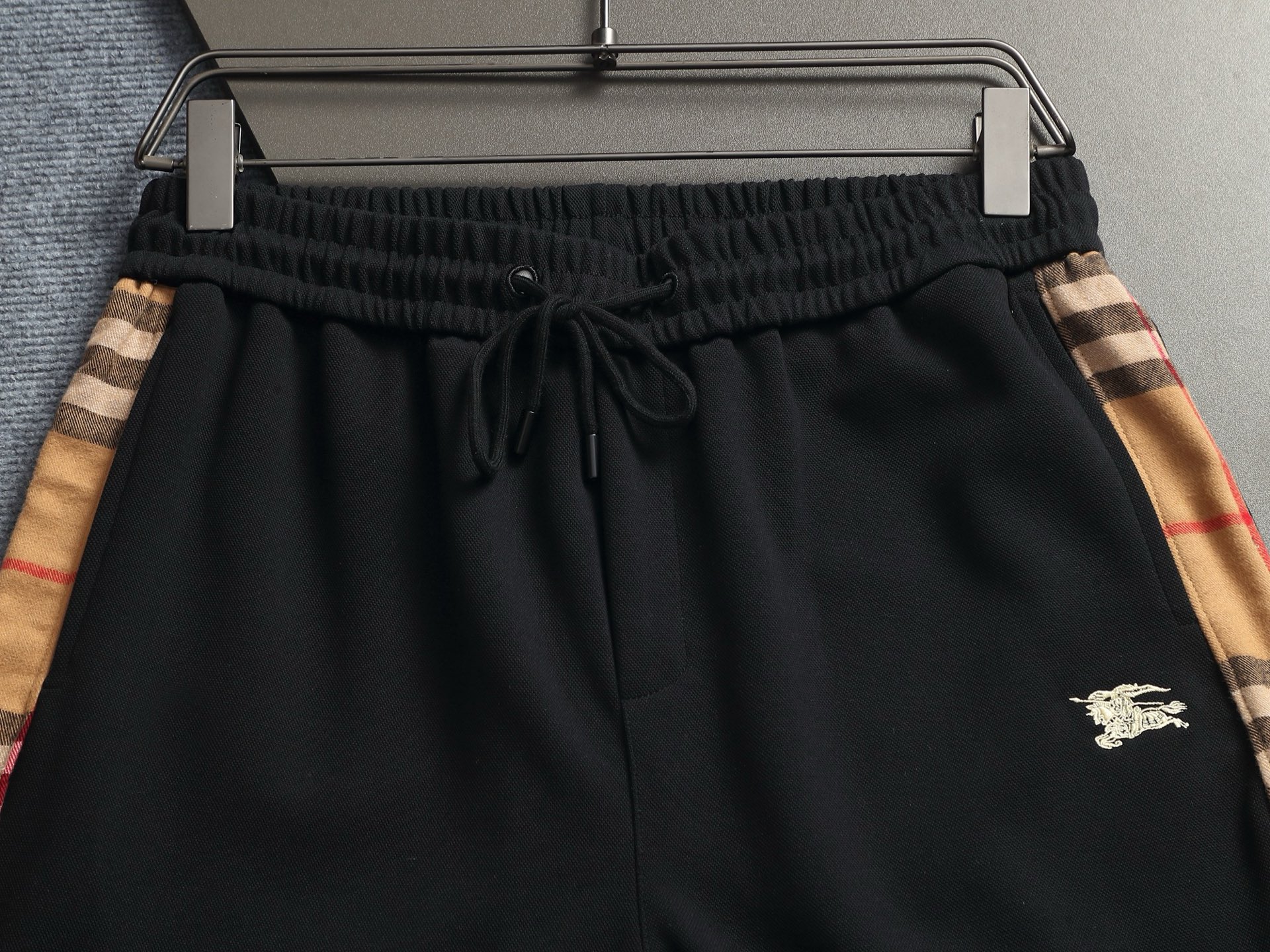 Burberry BURBERRY 巴宝莉26ss 毛圈短裤 ～采用棉质毛圈面料精心制作 饰以同色调提花图案徽章