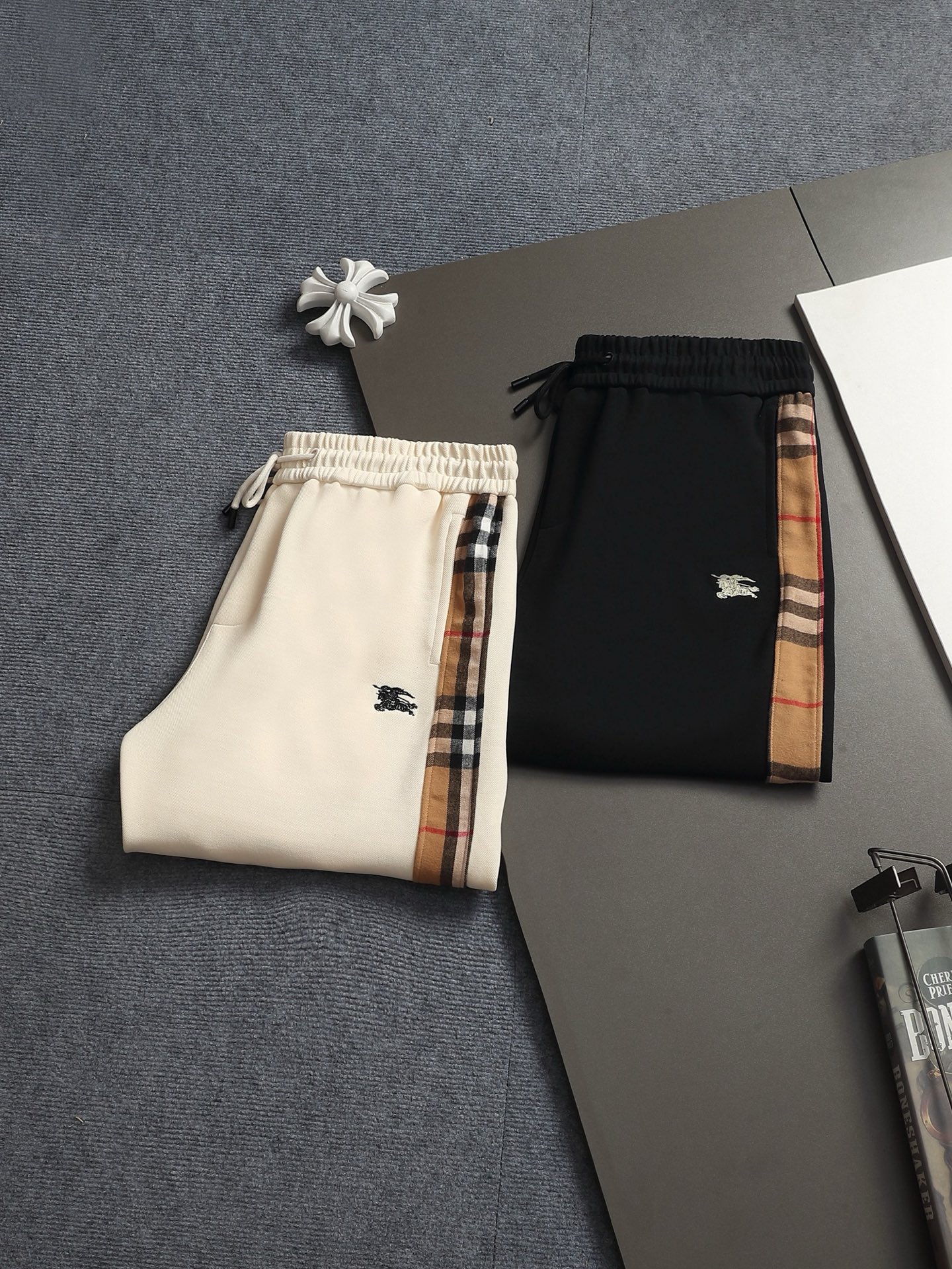 Burberry BURBERRY 巴宝莉26ss 毛圈短裤 ～采用棉质毛圈面料精心制作 饰以同色调提花图案徽章