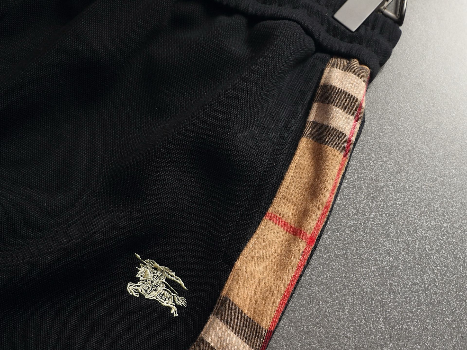 Burberry BURBERRY 巴宝莉26ss 毛圈短裤 ～采用棉质毛圈面料精心制作 饰以同色调提花图案徽章