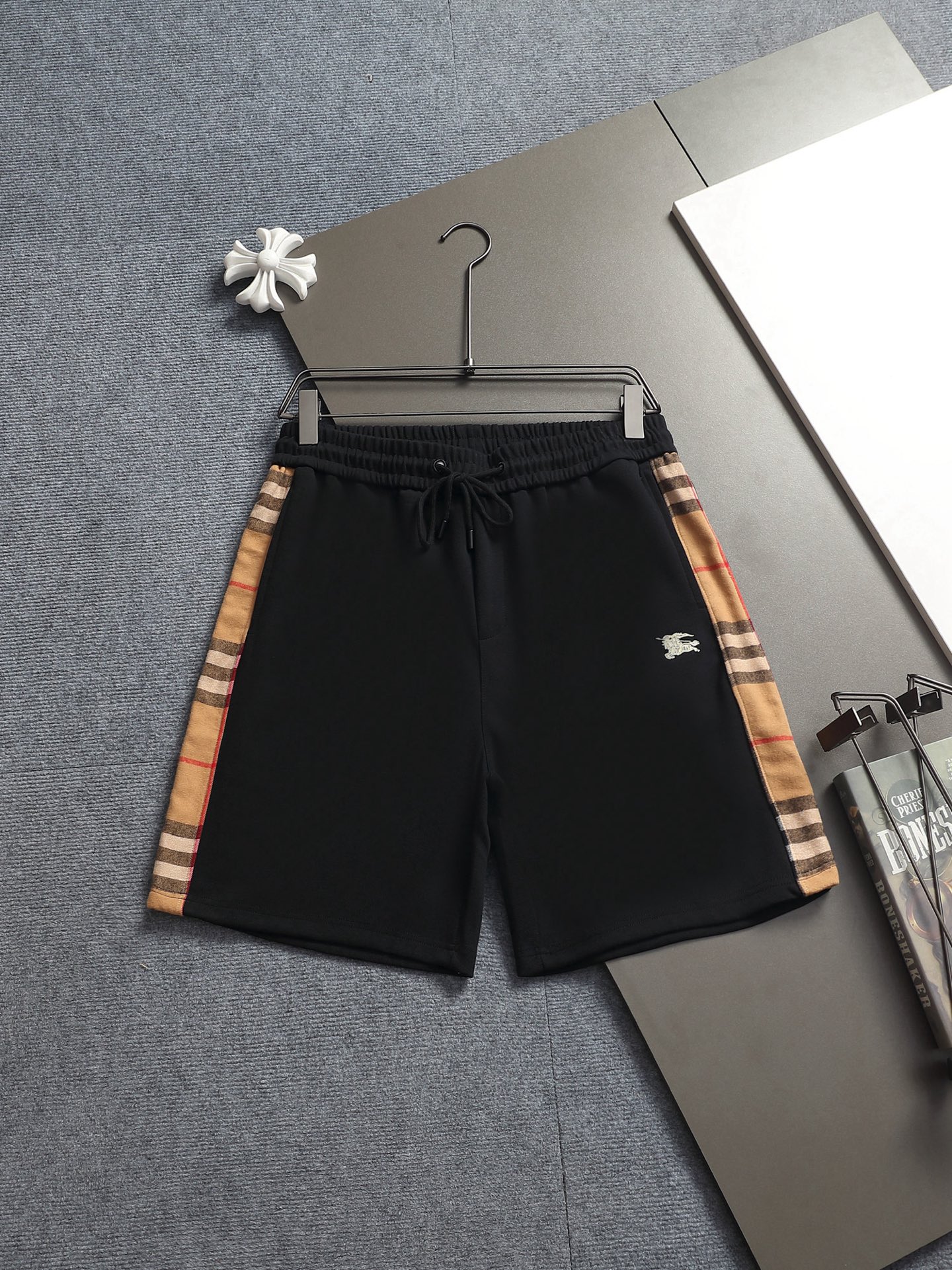 Burberry BURBERRY 巴宝莉26ss 毛圈短裤 ～采用棉质毛圈面料精心制作 饰以同色调提花图案徽章