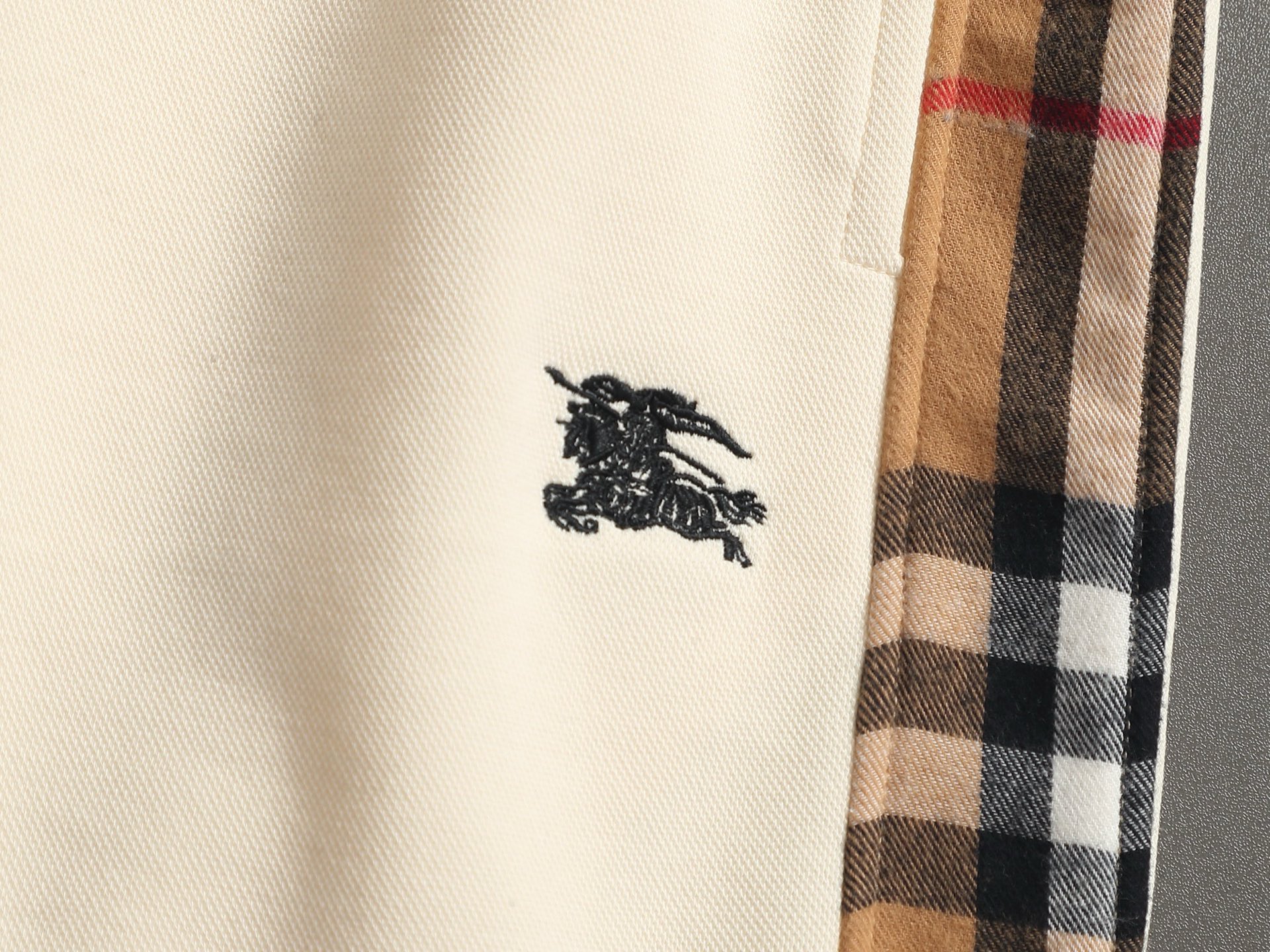 Burberry BURBERRY 巴宝莉26ss 毛圈短裤 ～采用棉质毛圈面料精心制作 饰以同色调提花图案徽章