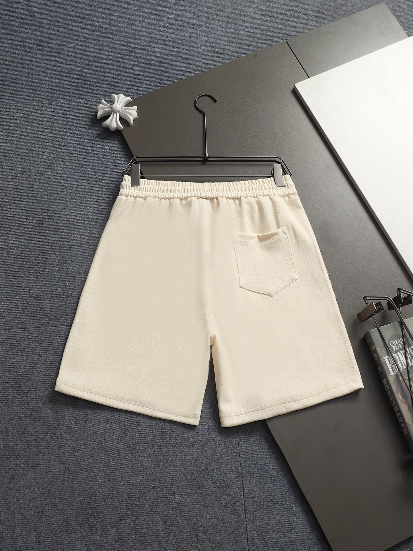 Burberry BURBERRY 巴宝莉26ss 毛圈短裤 ～采用棉质毛圈面料精心制作 饰以同色调提花图案徽章