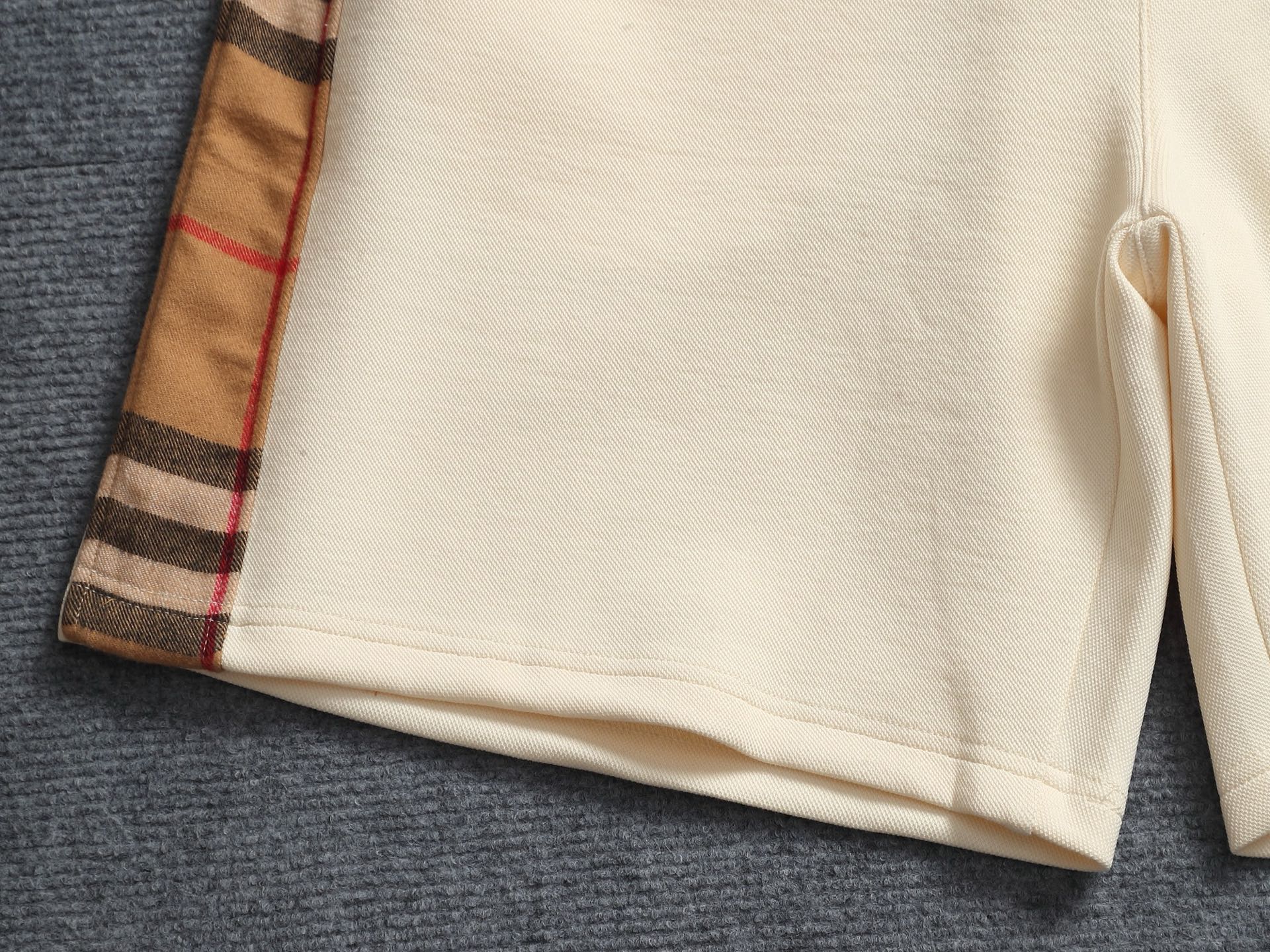 Burberry BURBERRY 巴宝莉26ss 毛圈短裤 ～采用棉质毛圈面料精心制作 饰以同色调提花图案徽章
