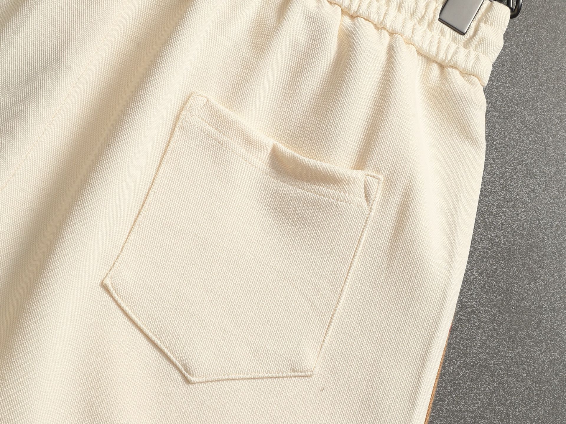 Burberry BURBERRY 巴宝莉26ss 毛圈短裤 ～采用棉质毛圈面料精心制作 饰以同色调提花图案徽章