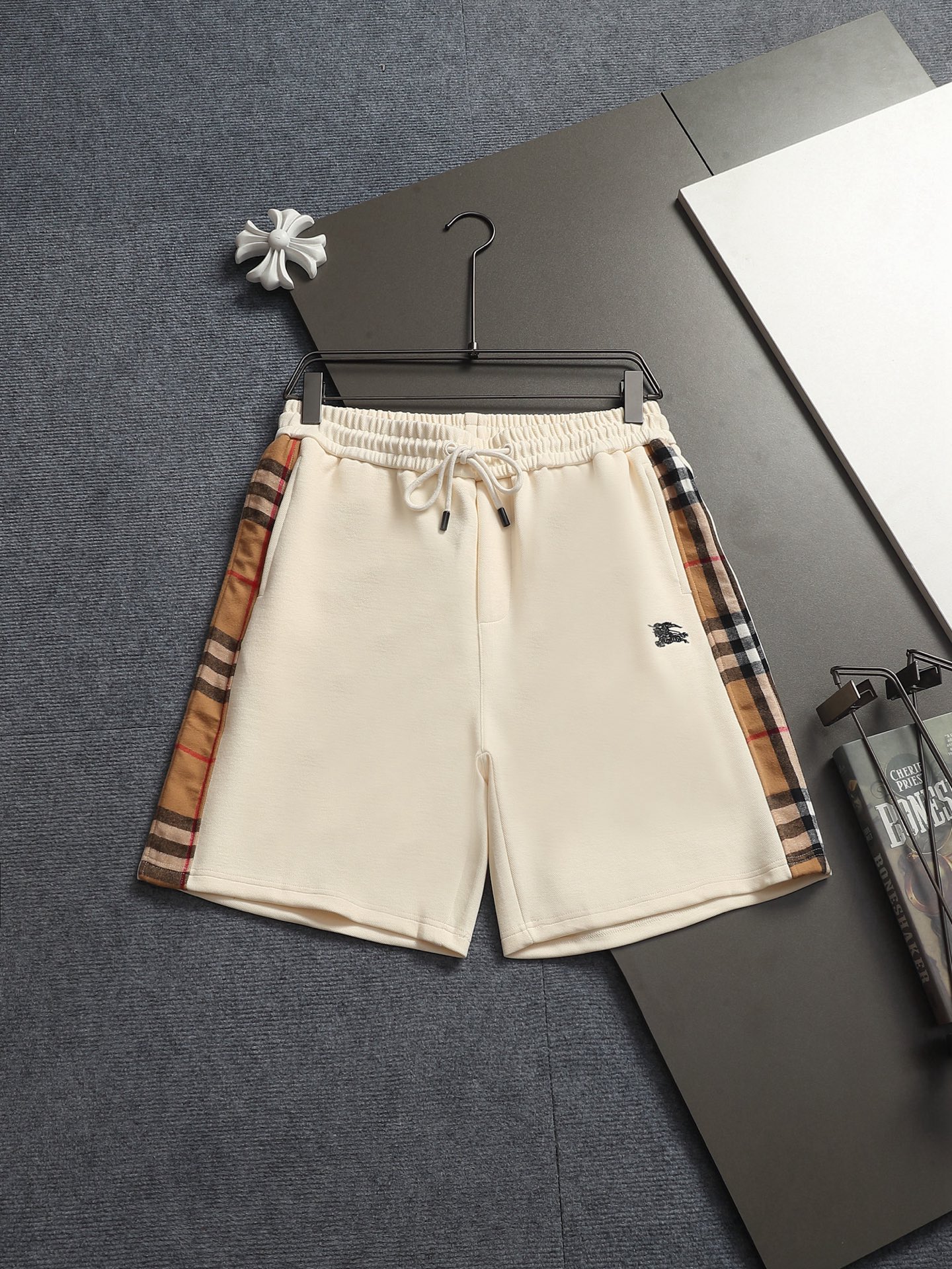 Burberry BURBERRY 巴宝莉26ss 毛圈短裤 ～采用棉质毛圈面料精心制作 饰以同色调提花图案徽章