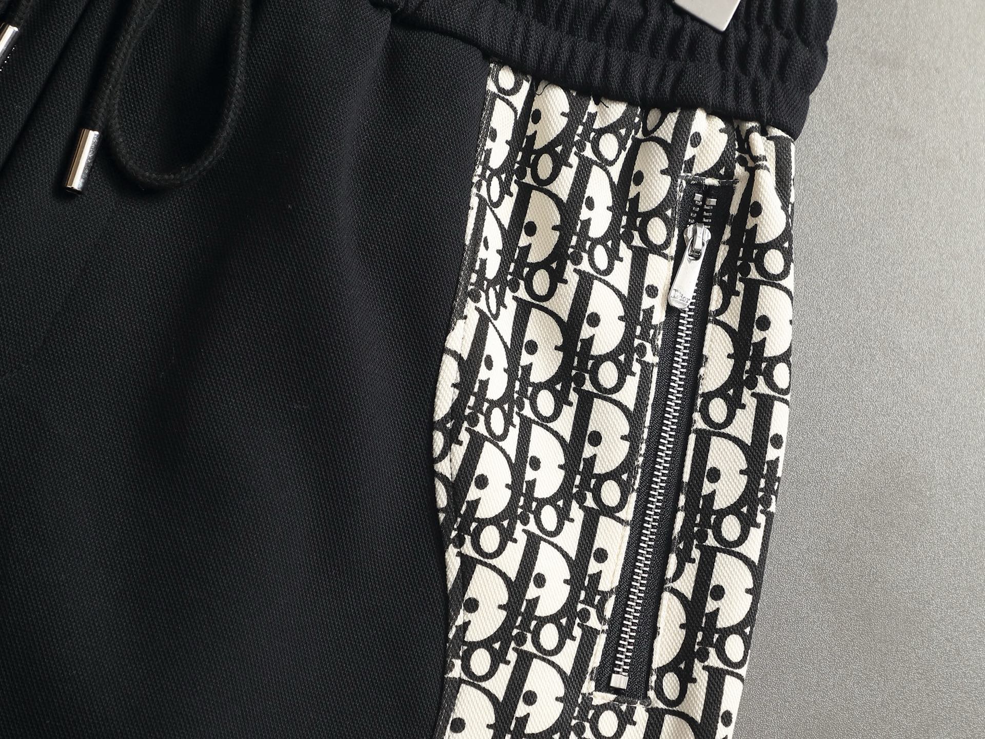 Dior DIOR 迪奥 26ss 毛圈短裤 ～采用棉质毛圈面料精心制作 饰以同色调图案