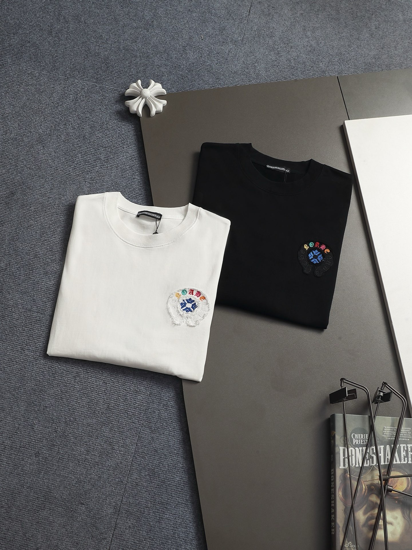 Chrome Hearts 𝗖𝗵𝗿𝗼𝗺𝗲 𝗛𝗲𝗮𝗿𝘁𝘀/克罗心2025马蹄贴布刺绣夏季新款 美式酸洗做旧激光烧花贴布绣情侣休闲短袖T恤