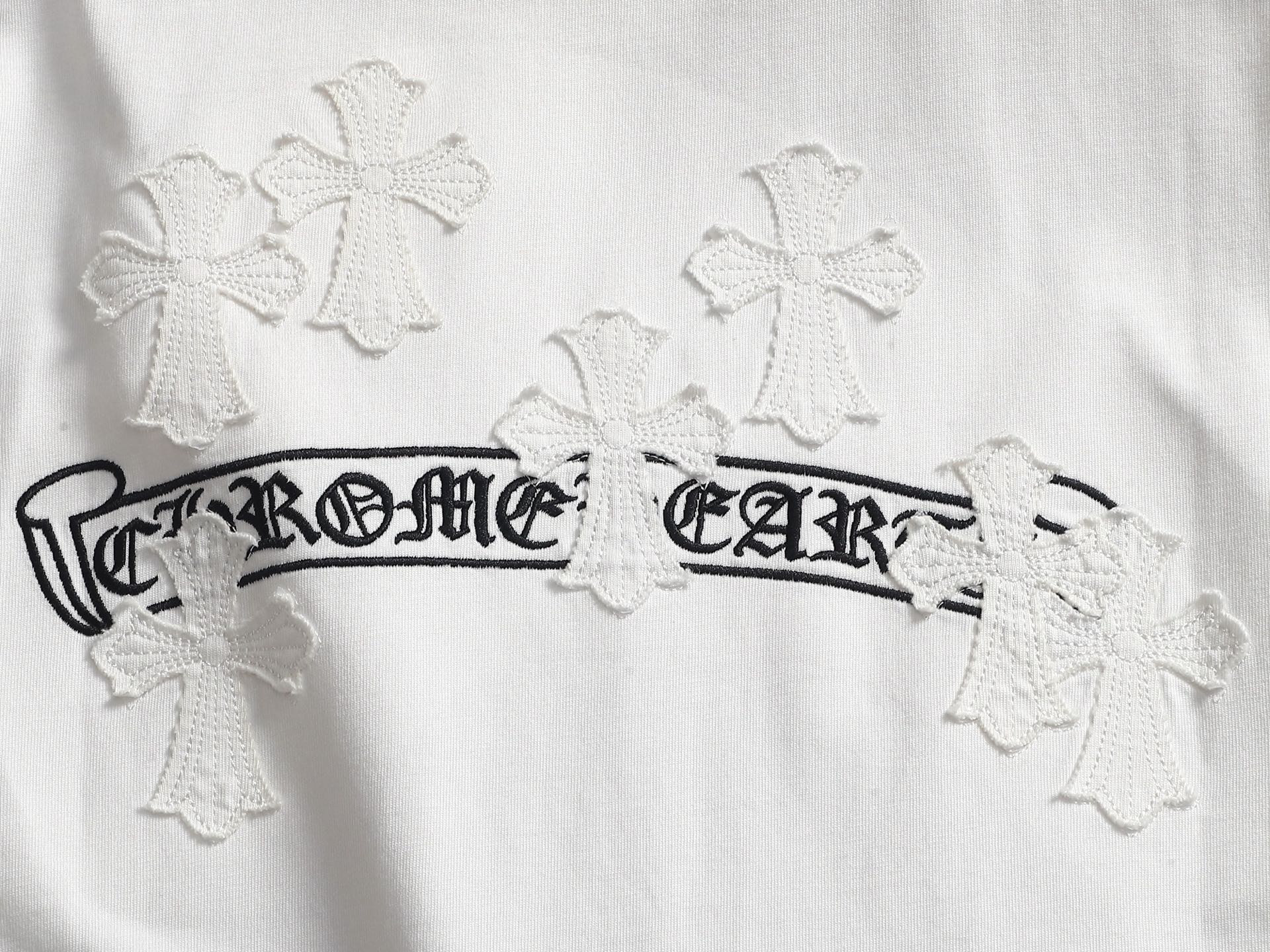 Chrome Hearts 𝗖𝗵𝗿𝗼𝗺𝗲 𝗛𝗲𝗮𝗿𝘁𝘀/克罗心2026梵文贴布刺绣夏季新款 美式酸洗做旧激光烧花贴布绣情侣休闲短袖T恤