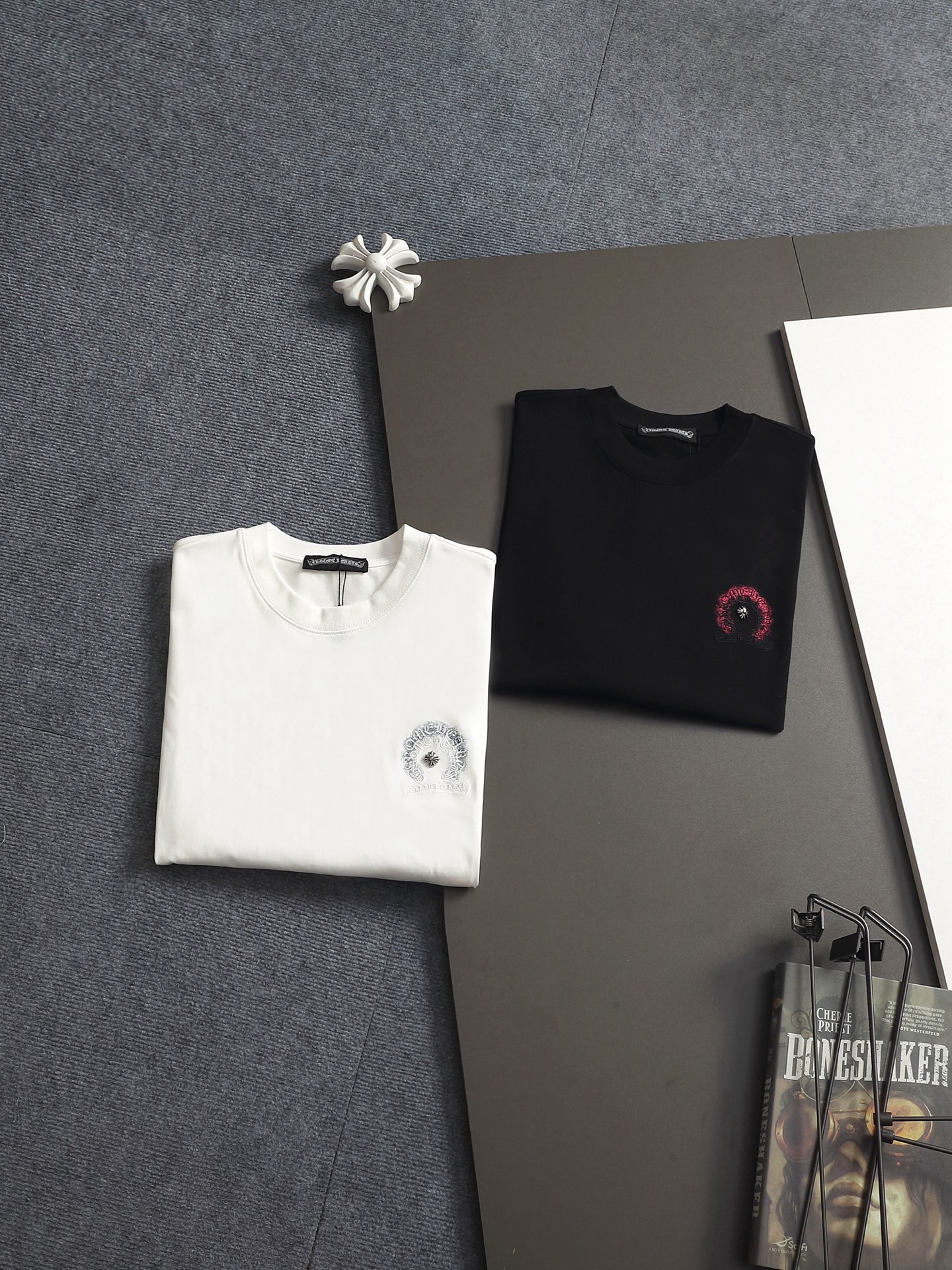 Chrome Hearts 𝗖𝗵𝗿𝗼𝗺𝗲 𝗛𝗲𝗮𝗿𝘁𝘀/克罗心2026十字架贴布刺绣 五金LOGO夏季新款 美式酸洗做旧激光烧花贴布绣情侣休闲短袖T恤