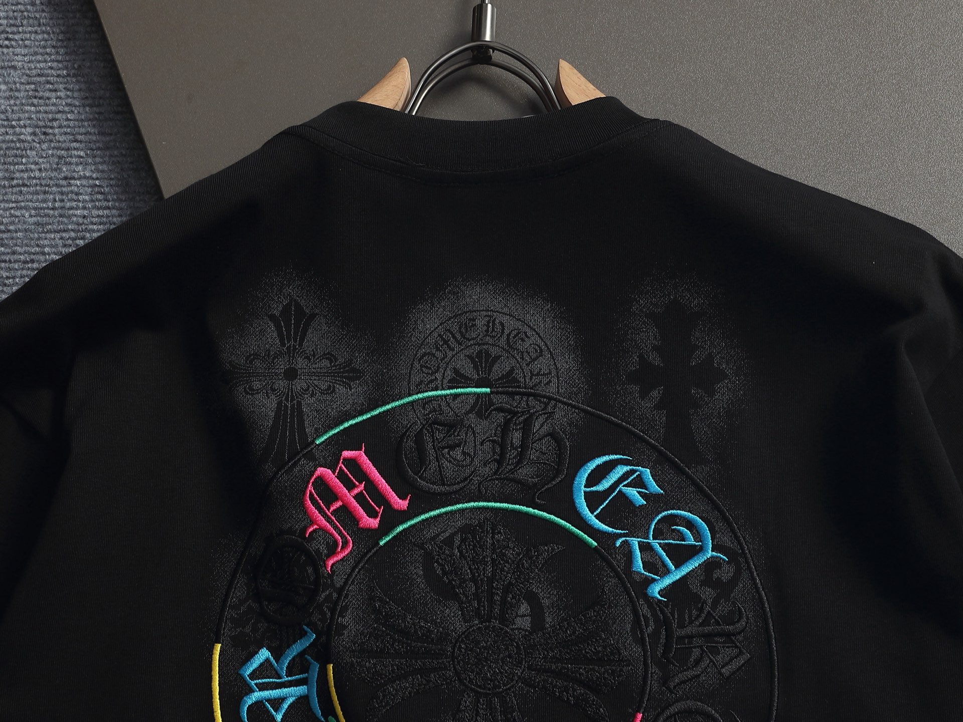 Chrome Hearts 𝗖𝗵𝗿𝗼𝗺𝗲 𝗛𝗲𝗮𝗿𝘁𝘀/克罗心2026马蹄梵文十字架LOGO集于一身夏季新款 美式酸洗拼色万针刺绣情侣休闲短袖T恤