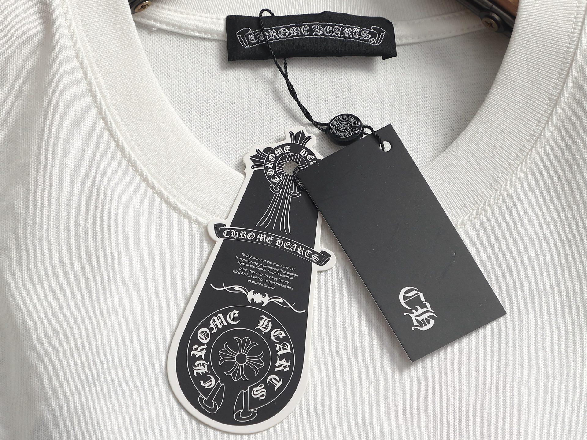 Chrome Hearts 𝗖𝗵𝗿𝗼𝗺𝗲 𝗛𝗲𝗮𝗿𝘁𝘀/克罗心2026马蹄梵文十字架LOGO集于一身夏季新款 美式酸洗拼色万针刺绣情侣休闲短袖T恤