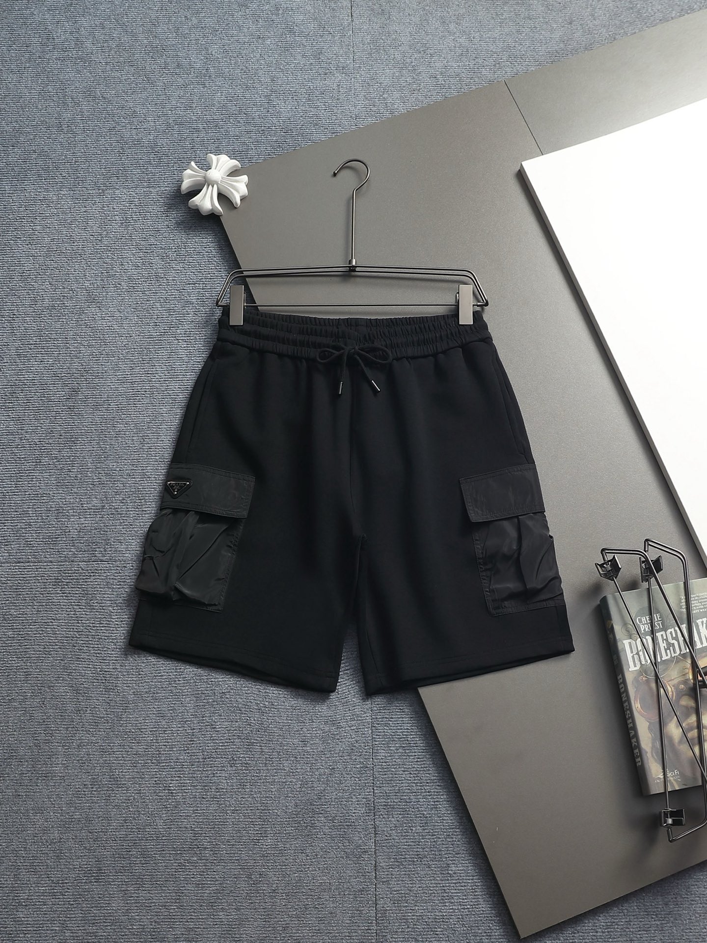 Prada 高端货 普拉达 PRADA 2025春夏新款松紧带休闲短裤 定制面料 透气舒适度高
