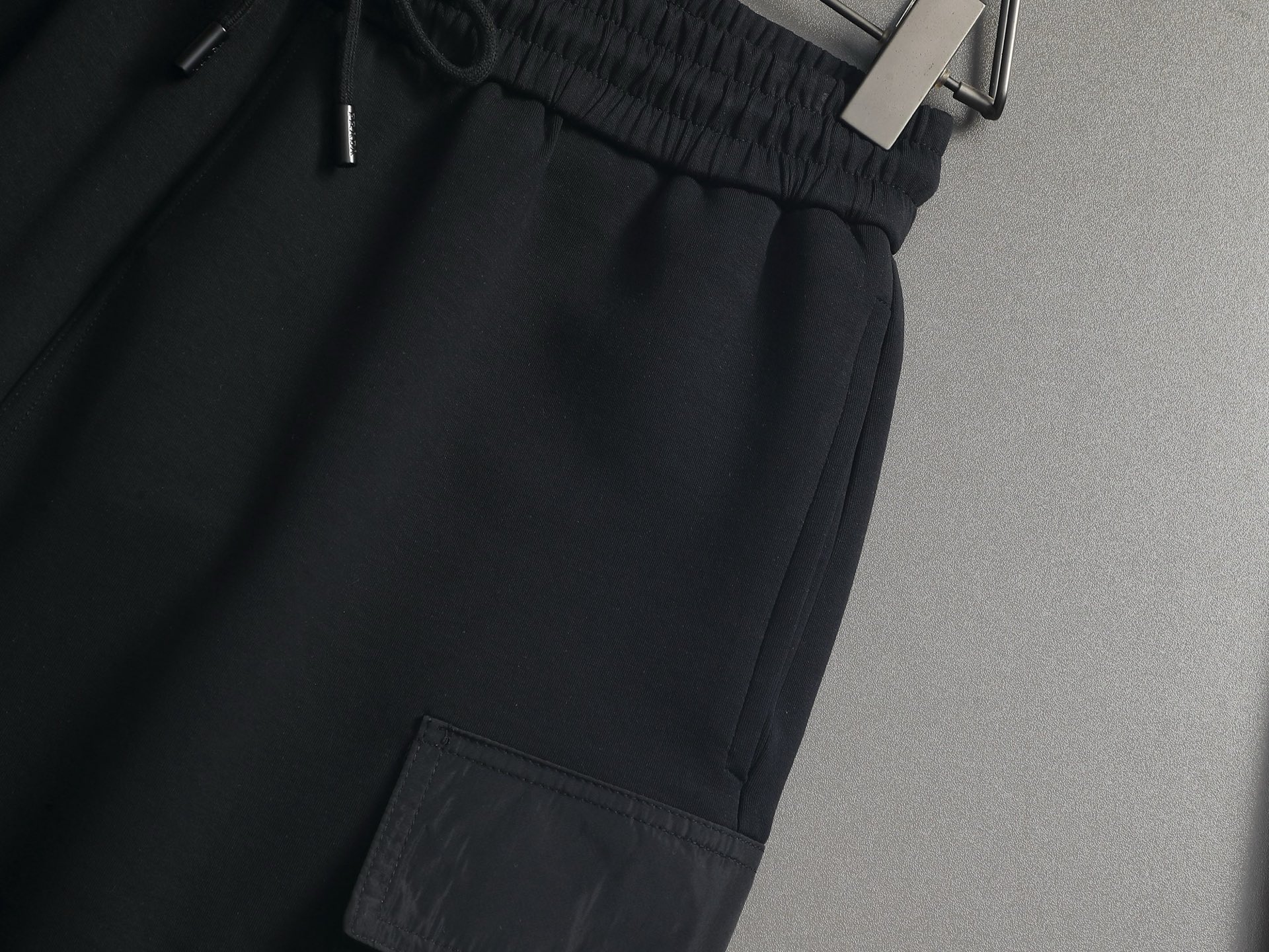 Prada 高端货 普拉达 PRADA 2025春夏新款松紧带休闲短裤 定制面料 透气舒适度高