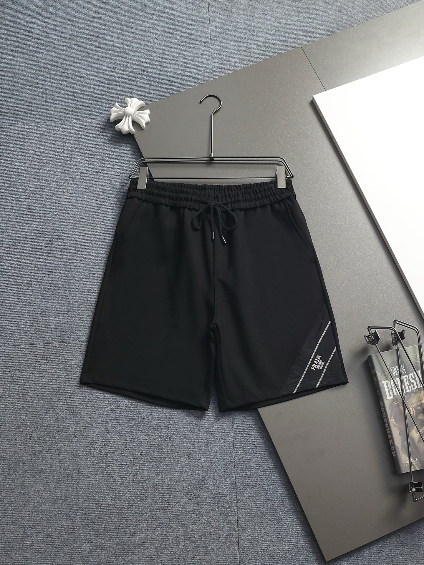 Prada 高端货 普拉达 PRADA 2025春夏新款松紧带休闲短裤 定制面料 透气舒适度高