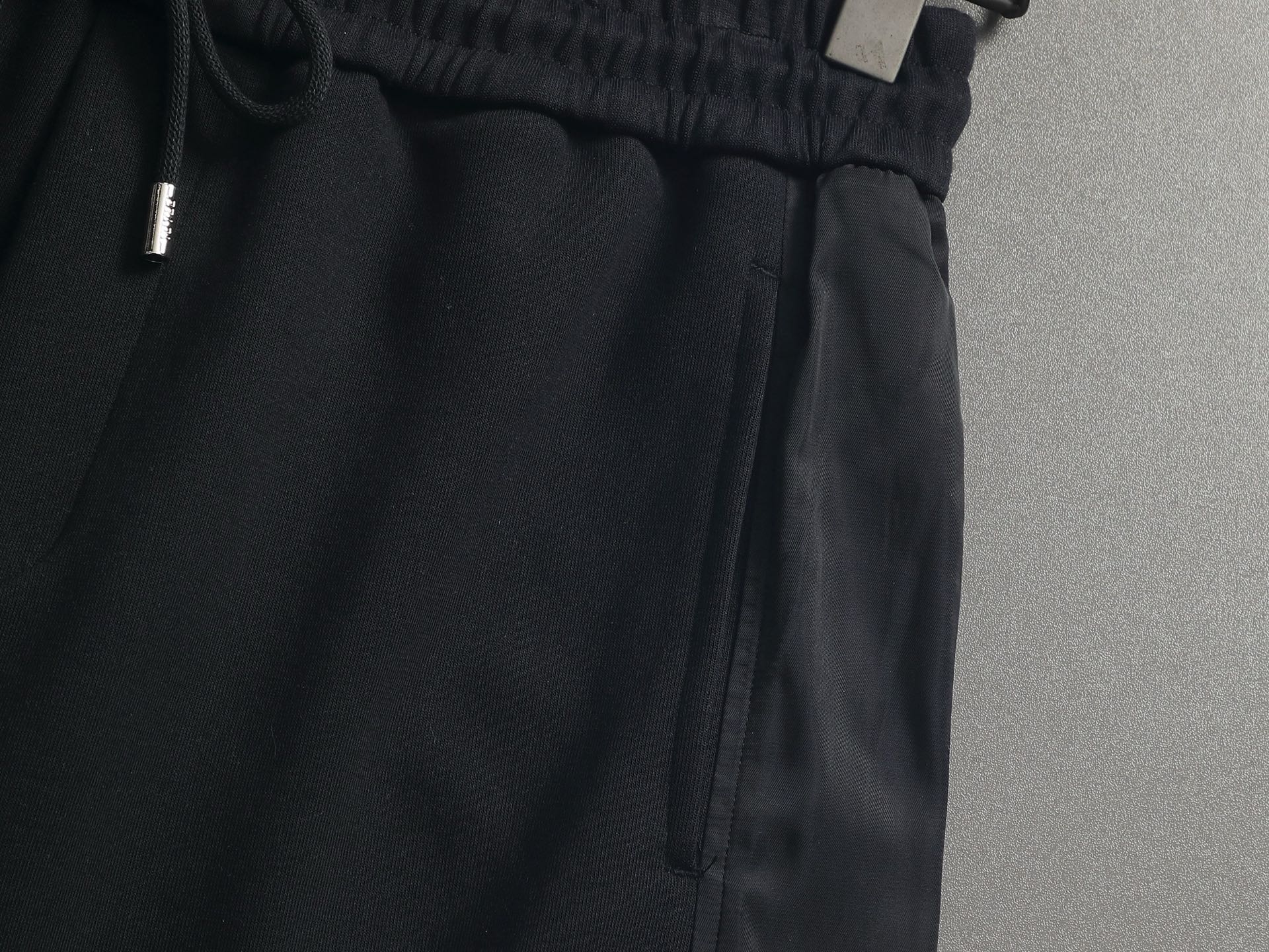 Prada 高端货 普拉达 PRADA 2025春夏新款松紧带休闲短裤 定制面料 透气舒适度高