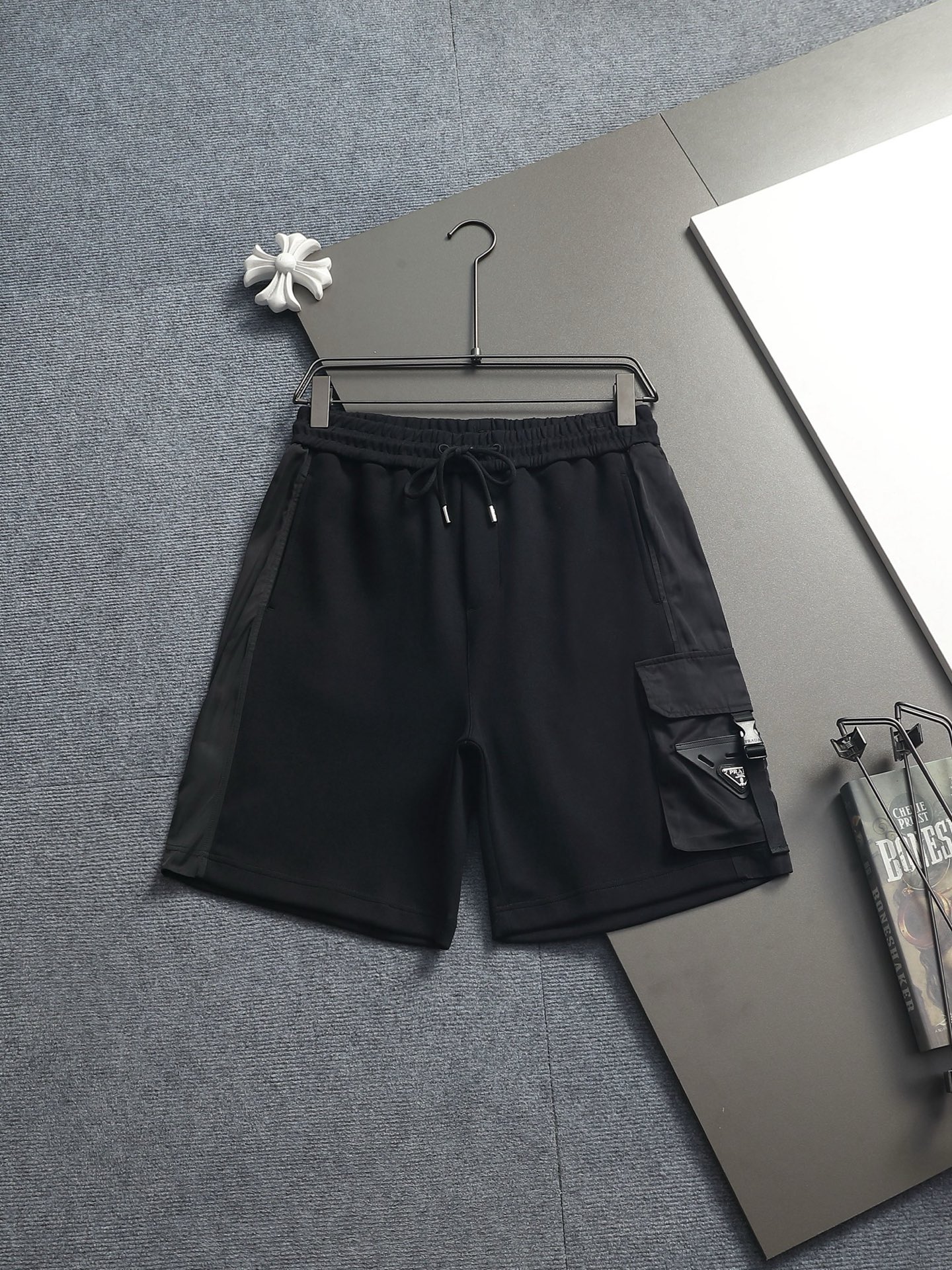 Prada 高端货 普拉达 PRADA 2025春夏新款松紧带休闲短裤 定制面料 透气舒适度高