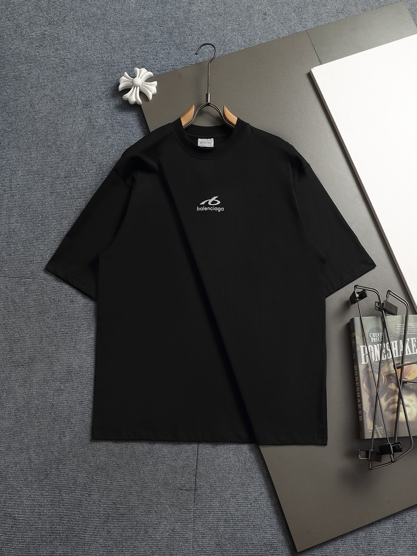 P100 BALENCIAGA 2026m3 letra artesanía reflectante El logotipo está exquisitamente actualizado, inspirado en lo retro d…