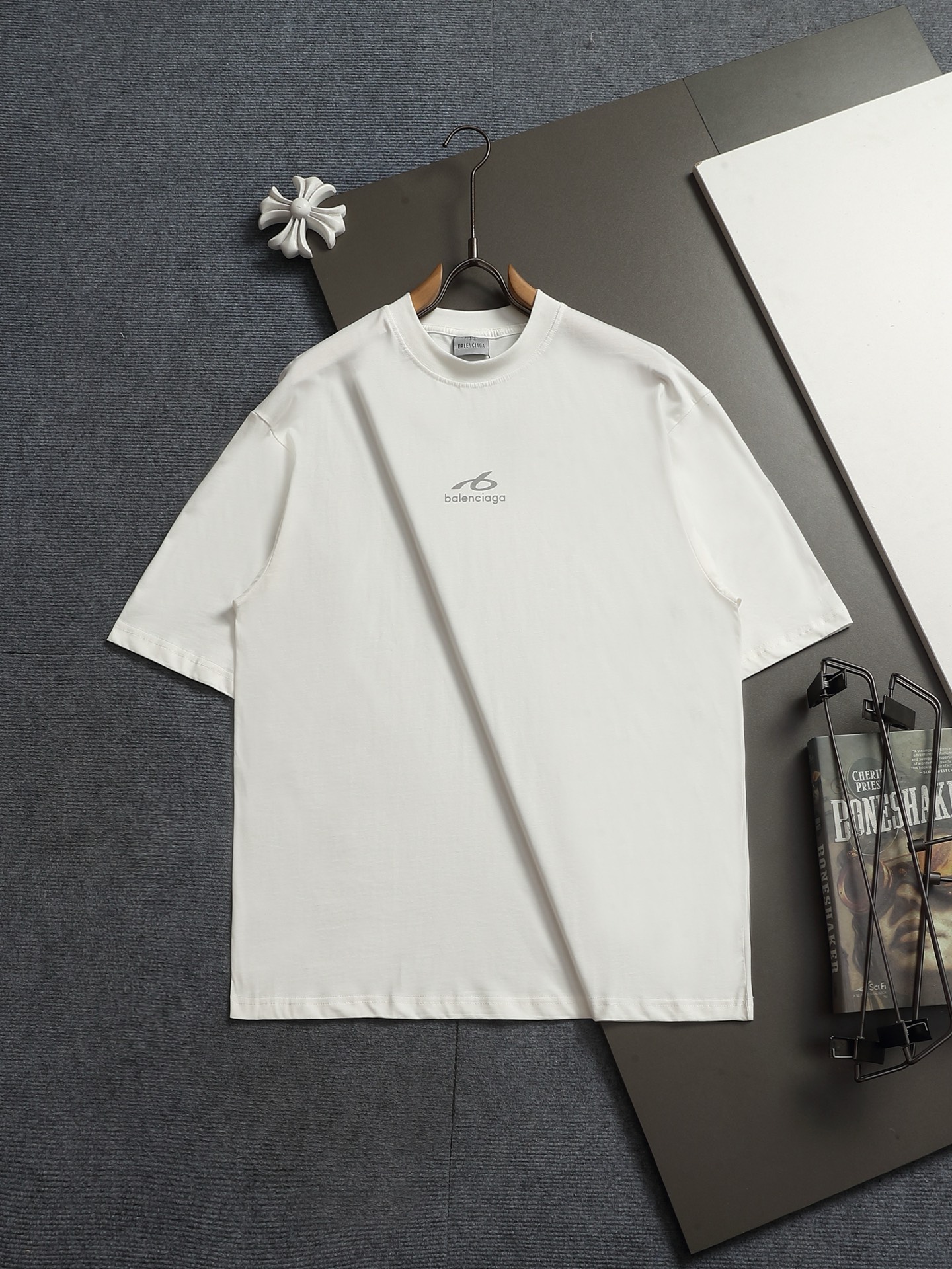 P100 BALENCIAGA 2026m3 letra artesanía reflectante El logotipo está exquisitamente actualizado, inspirado en lo retro d…