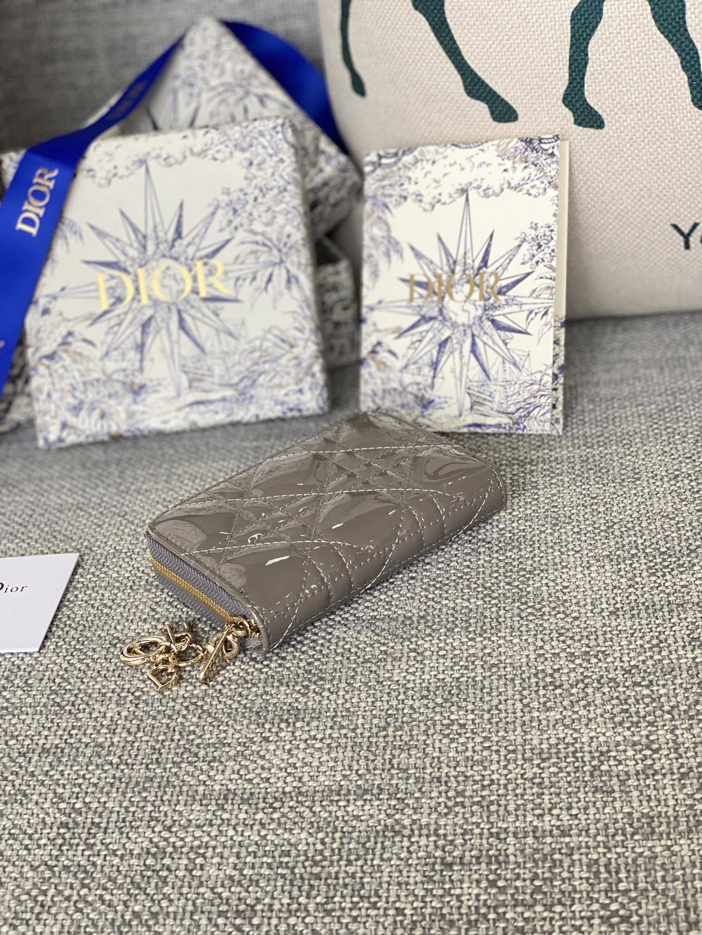 编号s0985漆皮这款30montaignevoyageur小包款式经典空间宽敞是日常的理想良伴采用小牛