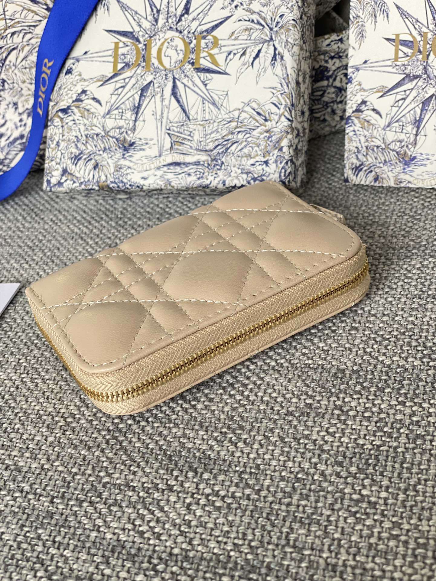 编号s0985羊皮这款30montaignevoyageur小包款式经典空间宽敞是日常的理想良伴采用小牛