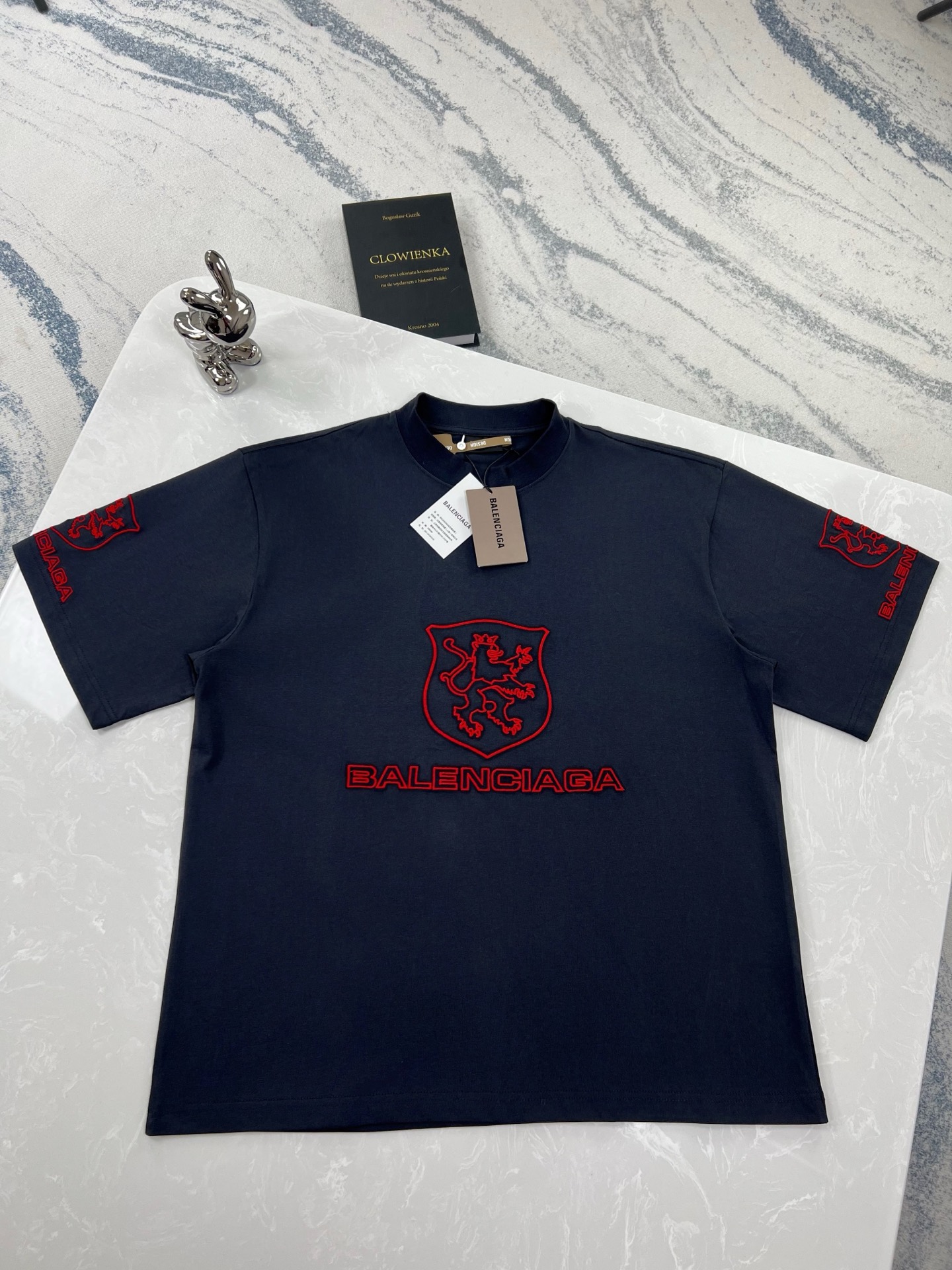 P85 (versión alta) BALENCIAGA-París 25 nuevo modelo camiseta de manga corta con escudo bordado y letras rojas del Manch…