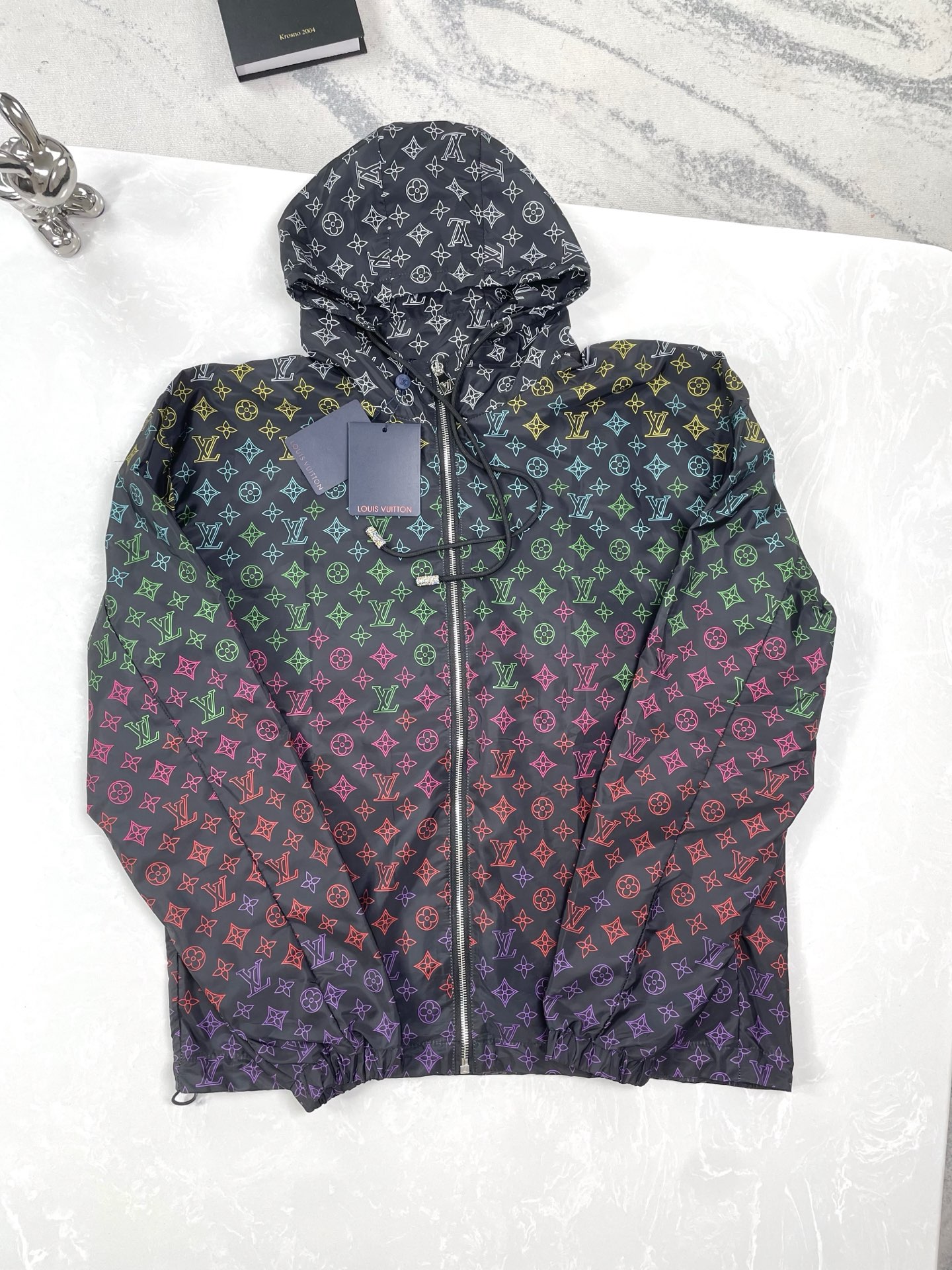 Louis Vuitton 25SS Monogram Gradient Print Hooded Jacket - Stylish & Trendy 2 Louis Vuitton 25SS Monogram Gradient Print Hooded Jacket - Stylish & Trendy