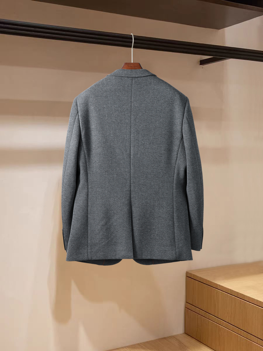 Zegna 杰尼亚26秋冬羊毛条纹西装高端羊绒线纱、顶级羊绒意味着无与伦比的亲肤触感,软糯又轻柔,低调内敛却难掩奢华质感 Zegna 杰尼亚26秋冬羊毛条纹西装高端羊绒线纱、顶级羊绒意味着无与伦比的亲肤触感,软糯又轻柔,低调内敛却难掩奢华质感