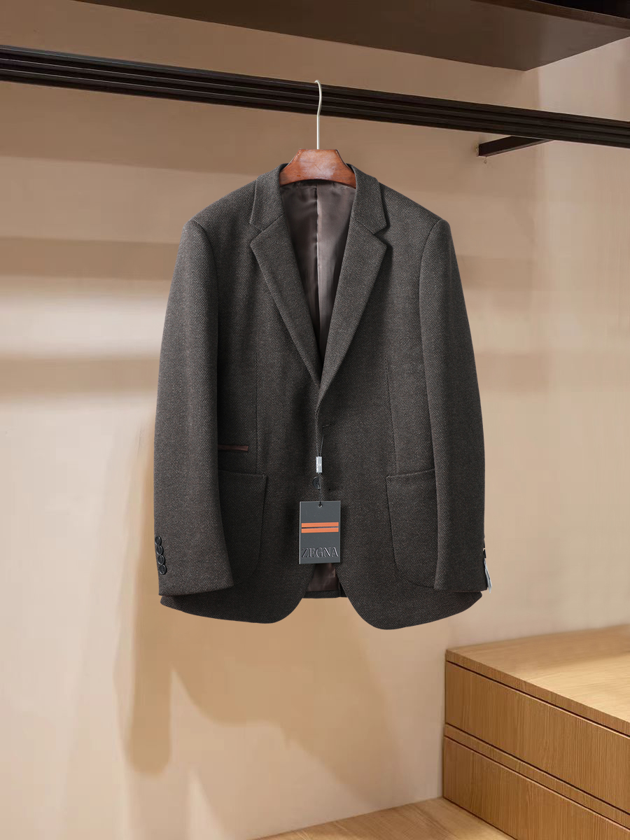 Zegna 杰尼亚26秋冬羊毛条纹西装高端羊绒线纱、顶级羊绒意味着无与伦比的亲肤触感,软糯又轻柔,低调内敛却难掩奢华质感 Zegna 杰尼亚26秋冬羊毛条纹西装高端羊绒线纱、顶级羊绒意味着无与伦比的亲肤触感,软糯又轻柔,低调内敛却难掩奢华质感