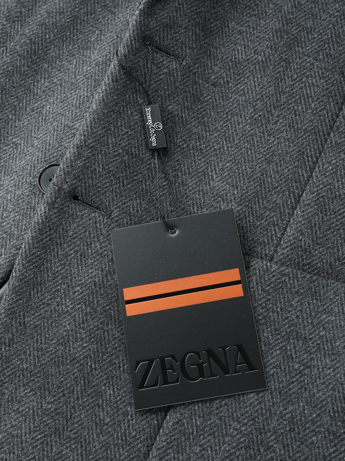 Zegna 杰尼亚26秋冬羊毛条纹西装高端羊绒线纱、顶级羊绒意味着无与伦比的亲肤触感,软糯又轻柔,低调内敛却难掩奢华质感 Zegna 杰尼亚26秋冬羊毛条纹西装高端羊绒线纱、顶级羊绒意味着无与伦比的亲肤触感,软糯又轻柔,低调内敛却难掩奢华质感