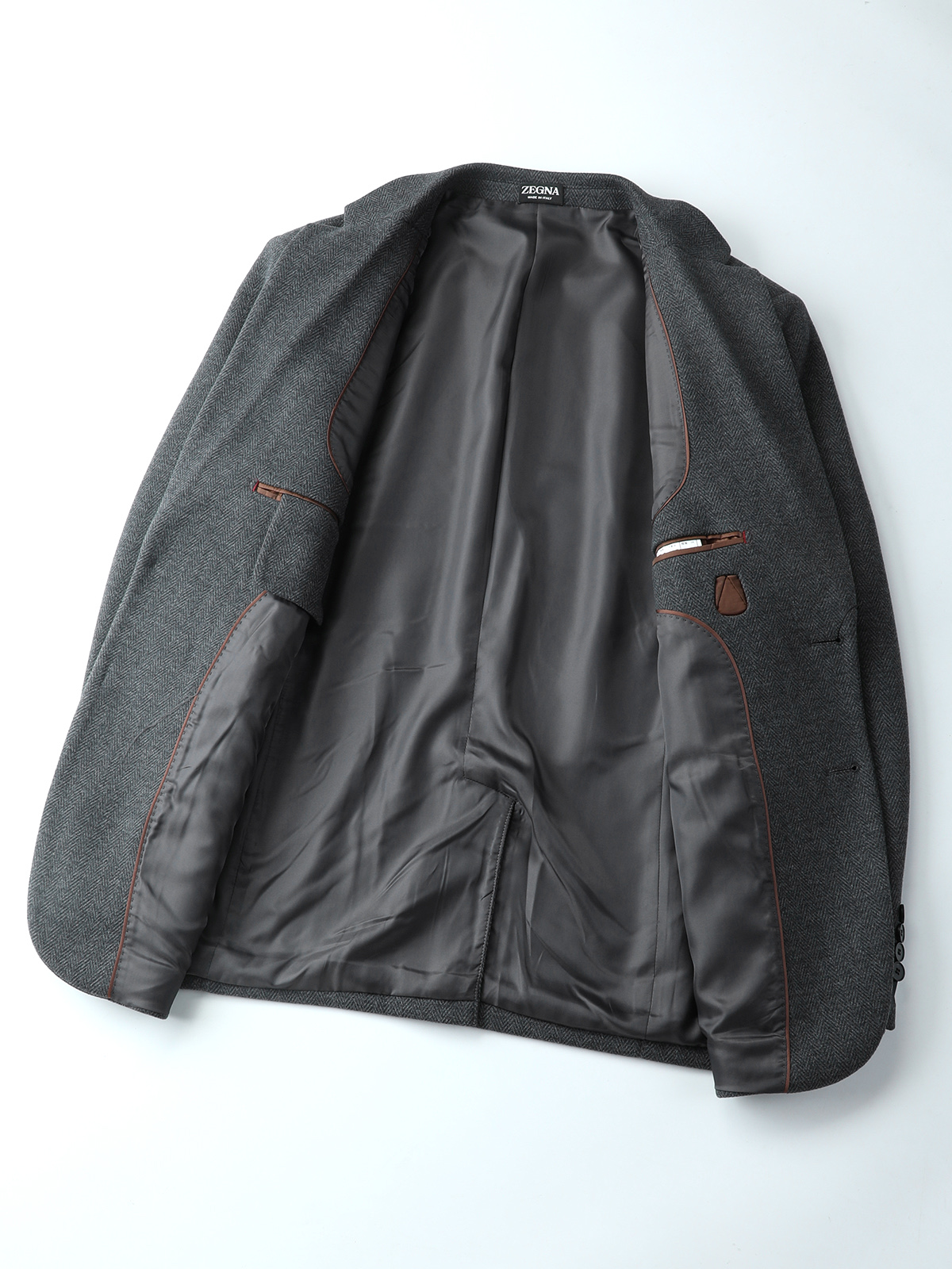 Zegna 杰尼亚26秋冬羊毛条纹西装高端羊绒线纱、顶级羊绒意味着无与伦比的亲肤触感,软糯又轻柔,低调内敛却难掩奢华质感 Zegna 杰尼亚26秋冬羊毛条纹西装高端羊绒线纱、顶级羊绒意味着无与伦比的亲肤触感,软糯又轻柔,低调内敛却难掩奢华质感
