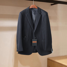 Zegna 杰尼亚26秋冬羊毛条纹西装高端羊绒线纱、顶级羊绒意味着无与伦比的亲肤触感,软糯又轻柔,低调内敛却难掩奢华质感 Zegna 杰尼亚26秋冬羊毛条纹西装高端羊绒线纱、顶级羊绒意味着无与伦比的亲肤触感,软糯又轻柔,低调内敛却难掩奢华质感