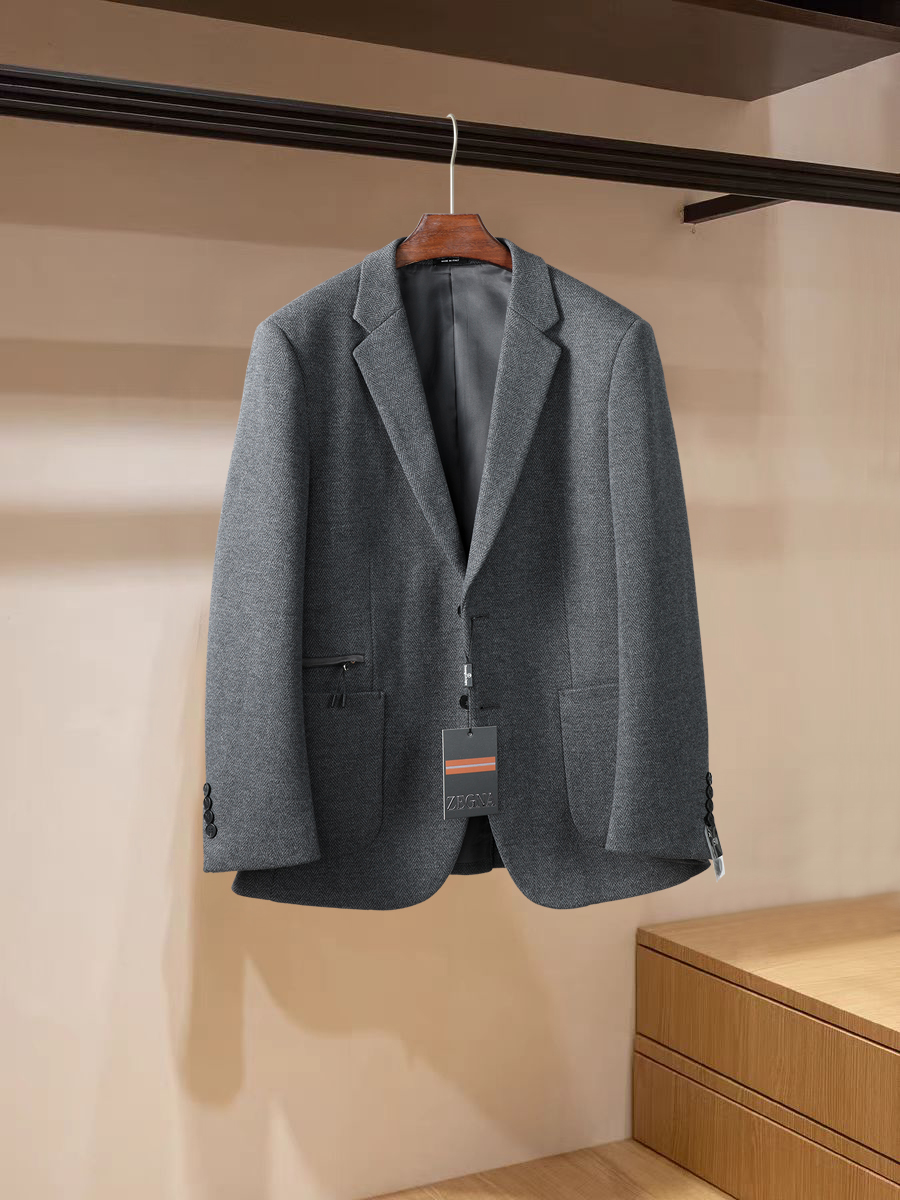 Zegna 杰尼亚26秋冬羊毛条纹西装高端羊绒线纱、顶级羊绒意味着无与伦比的亲肤触感,软糯又轻柔,低调内敛却难掩奢华质感 Zegna 杰尼亚26秋冬羊毛条纹西装高端羊绒线纱、顶级羊绒意味着无与伦比的亲肤触感,软糯又轻柔,低调内敛却难掩奢华质感