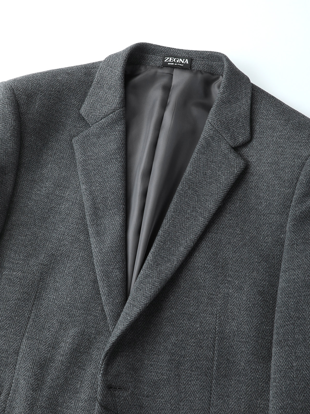 Zegna 杰尼亚26秋冬羊毛条纹西装高端羊绒线纱、顶级羊绒意味着无与伦比的亲肤触感,软糯又轻柔,低调内敛却难掩奢华质感 Zegna 杰尼亚26秋冬羊毛条纹西装高端羊绒线纱、顶级羊绒意味着无与伦比的亲肤触感,软糯又轻柔,低调内敛却难掩奢华质感