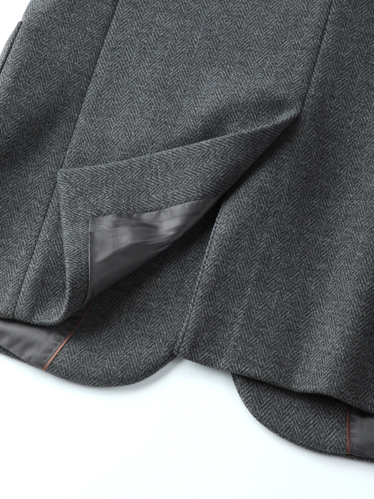 Zegna 杰尼亚26秋冬羊毛条纹西装高端羊绒线纱、顶级羊绒意味着无与伦比的亲肤触感,软糯又轻柔,低调内敛却难掩奢华质感 Zegna 杰尼亚26秋冬羊毛条纹西装高端羊绒线纱、顶级羊绒意味着无与伦比的亲肤触感,软糯又轻柔,低调内敛却难掩奢华质感