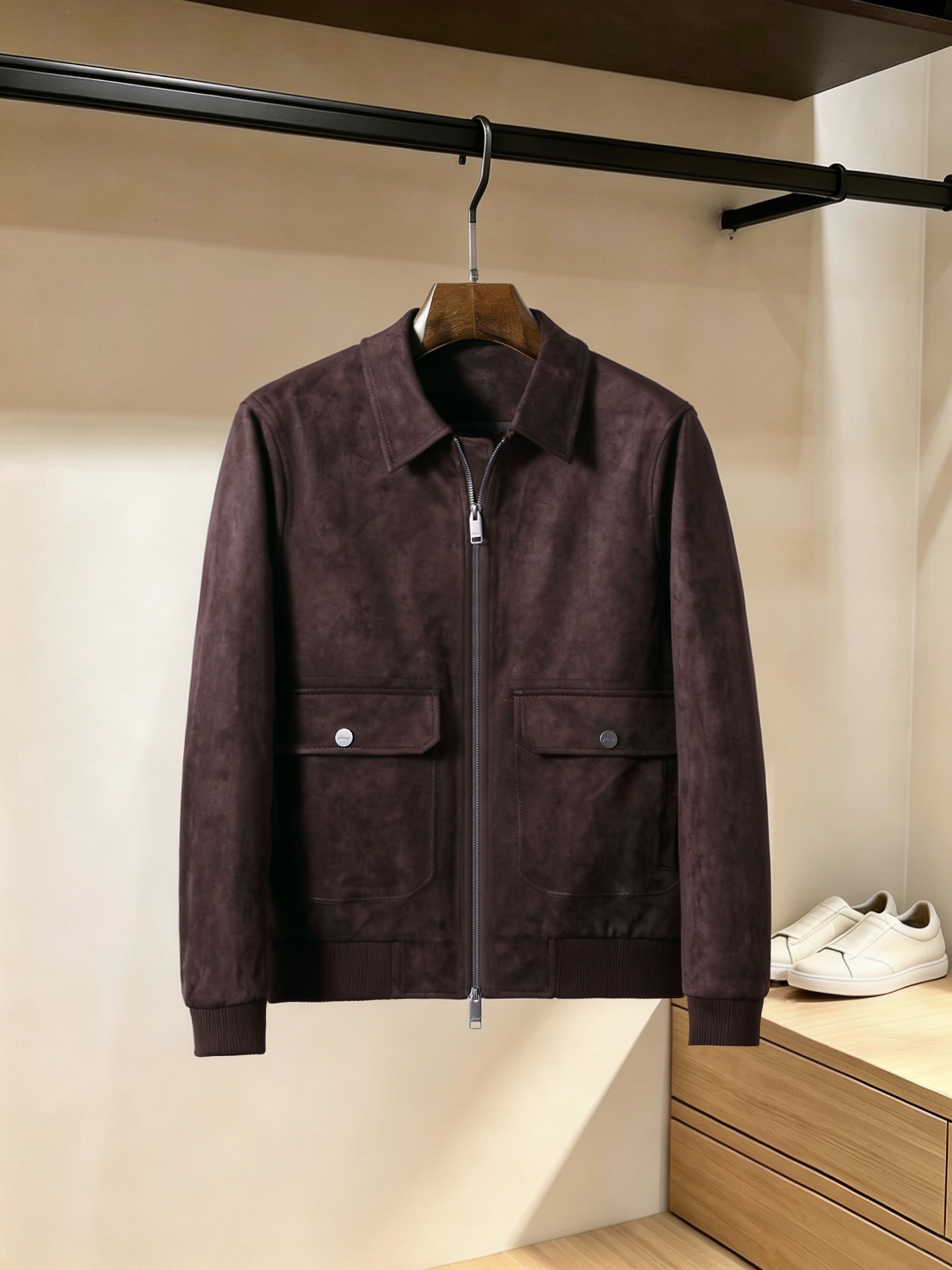 26秋冬布鲁尼 Boss/波斯 27新品男士弹力麂皮绒面料秋冬高档休闲翻领夹克 手感柔软简洁且挺括 颜色：深紫 咖色 蓝