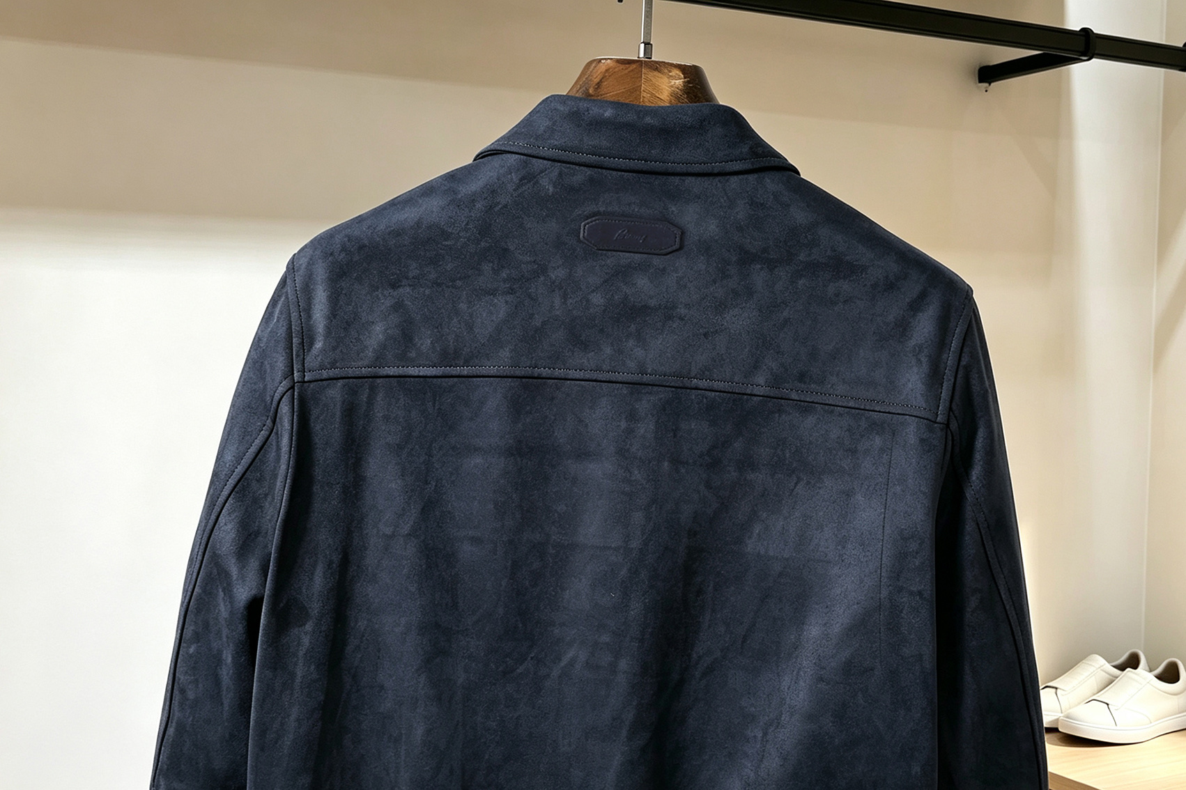 26秋冬布鲁尼 Boss/波斯 27新品男士弹力麂皮绒面料秋冬高档休闲翻领夹克 手感柔软简洁且挺括 颜色：深紫 咖色 蓝