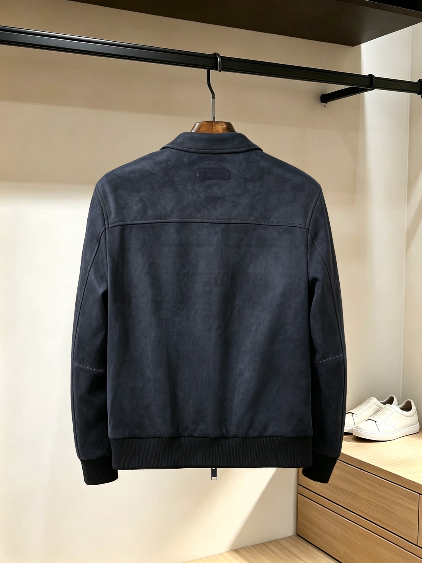 26秋冬布鲁尼 Boss/波斯 27新品男士弹力麂皮绒面料秋冬高档休闲翻领夹克 手感柔软简洁且挺括 颜色：深紫 咖色 蓝