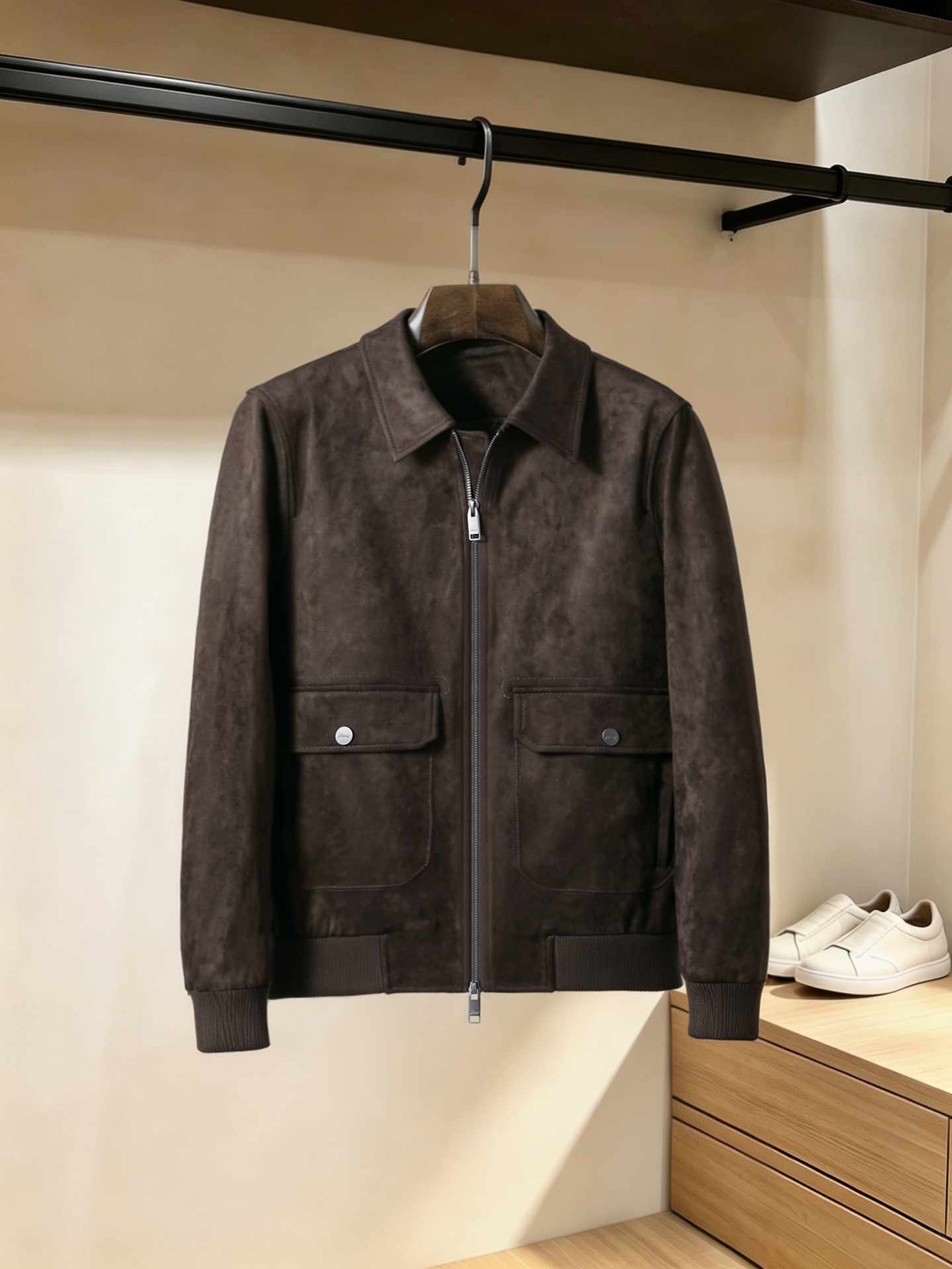26秋冬布鲁尼 Boss/波斯 27新品男士弹力麂皮绒面料秋冬高档休闲翻领夹克 手感柔软简洁且挺括 颜色：深紫 咖色 蓝