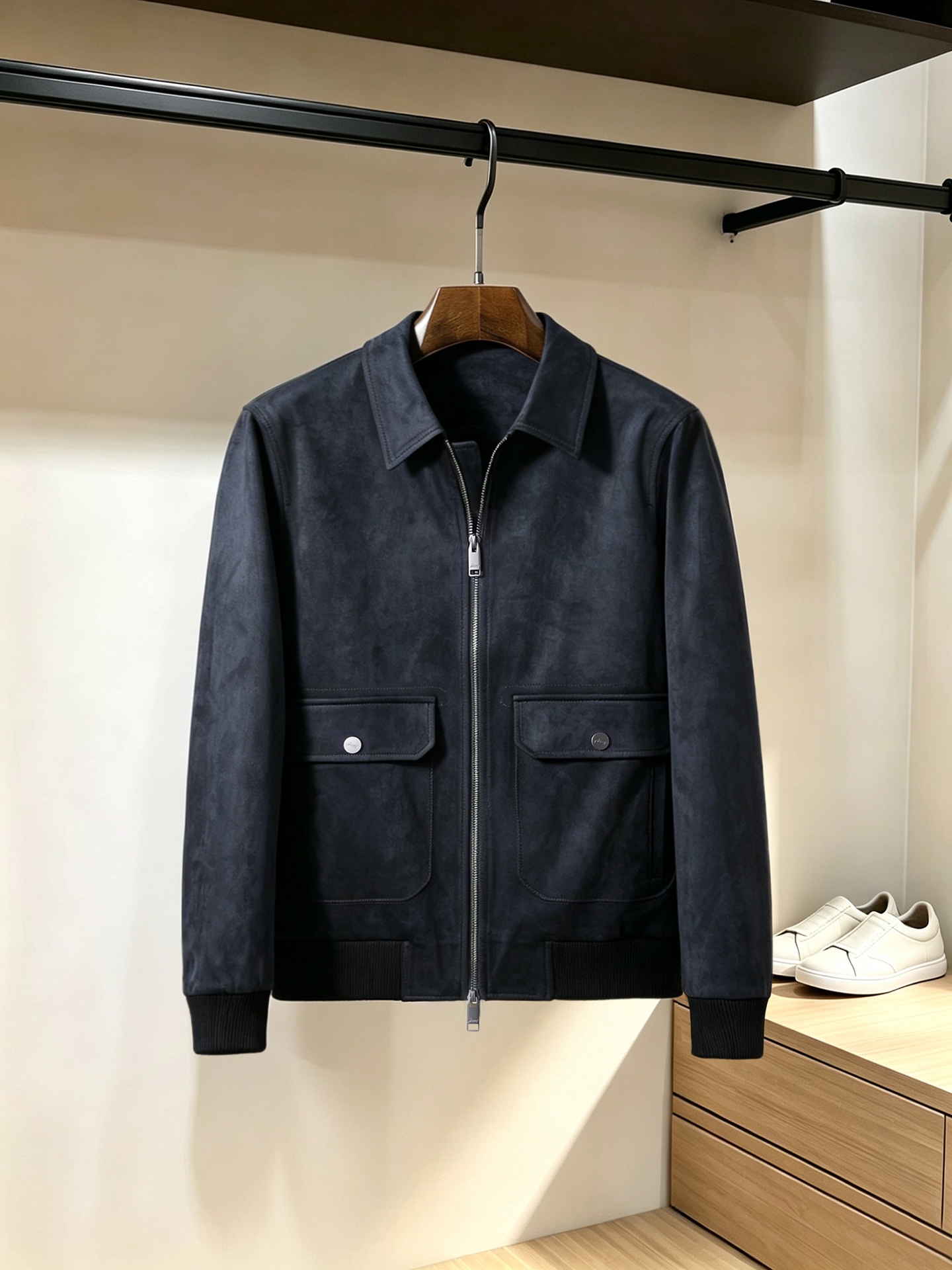 26秋冬布鲁尼 Boss/波斯 27新品男士弹力麂皮绒面料秋冬高档休闲翻领夹克 手感柔软简洁且挺括 颜色：深紫 咖色 蓝