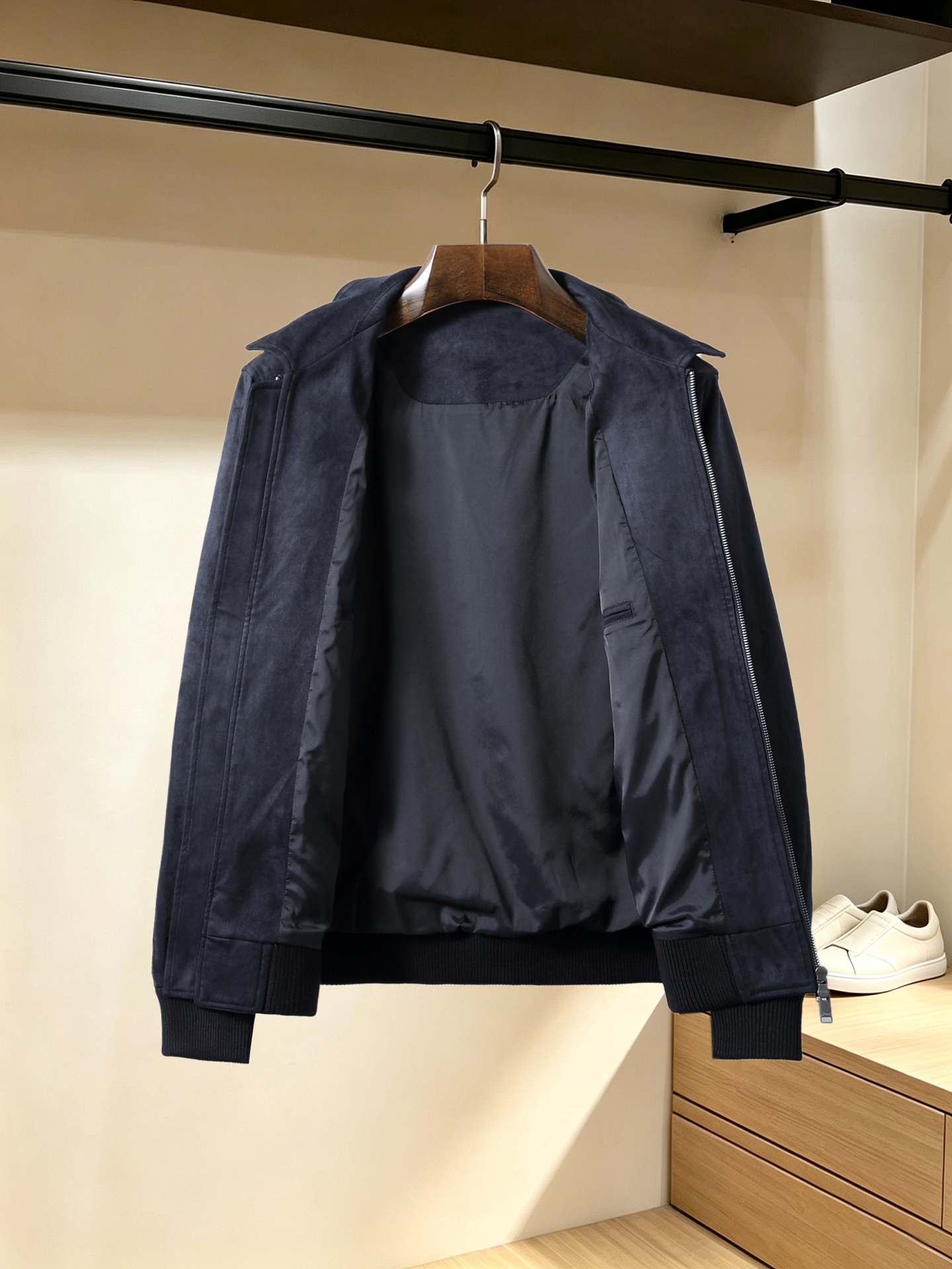26秋冬布鲁尼 Boss/波斯 27新品男士弹力麂皮绒面料秋冬高档休闲翻领夹克 手感柔软简洁且挺括 颜色：深紫 咖色 蓝