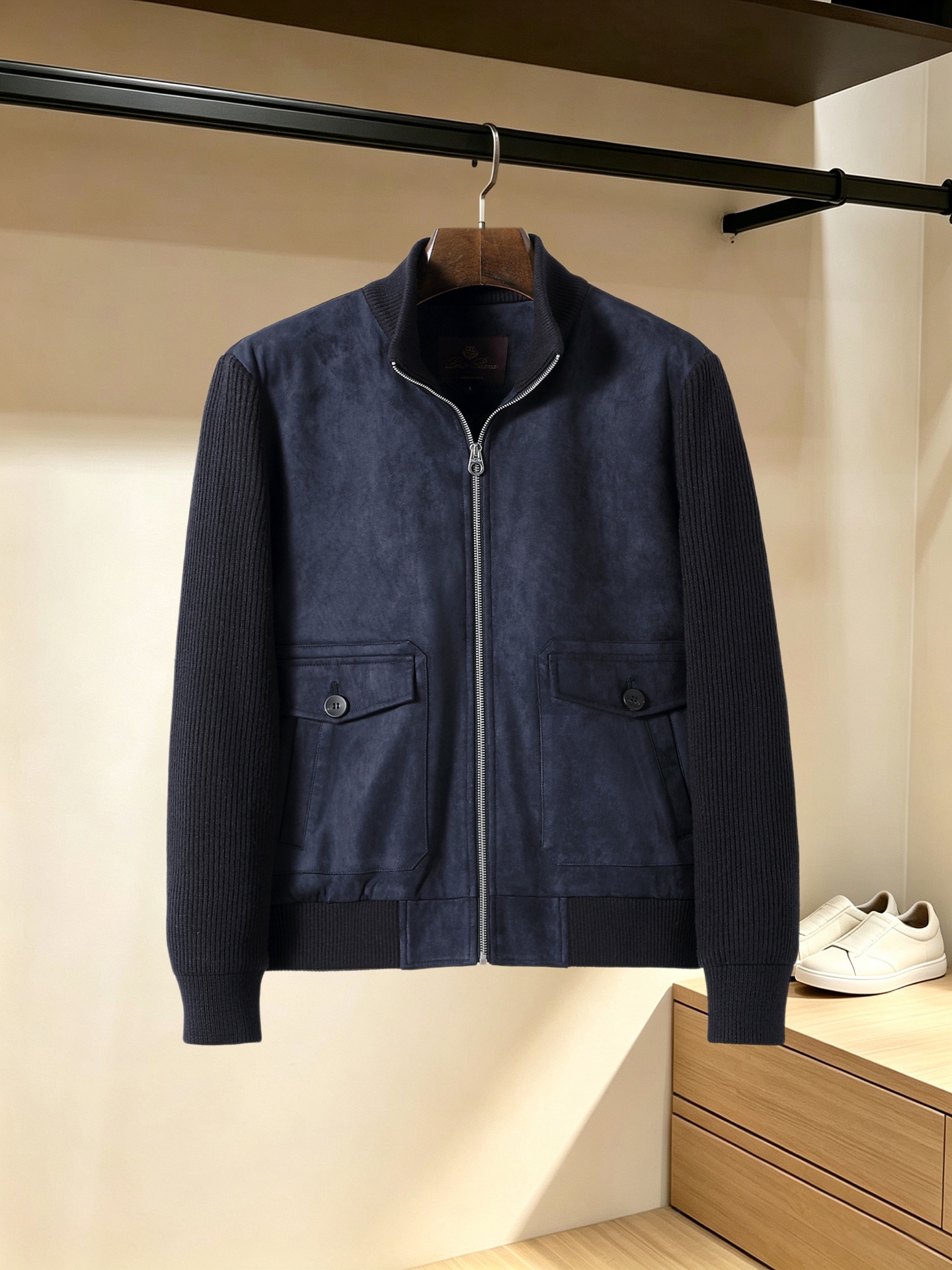Loro Piana-诺悠翩雅# 26秋冬时尚立领麂皮拼接针织夹克羽绒服、内冲白鸭绒,轻薄有型,上身不臃肿,颇具意大利典 Loro Piana-诺悠翩雅# 26秋冬时尚立领麂皮拼接针织夹克羽绒服、内冲白鸭绒,轻薄有型,上身不臃肿,颇具意大利典