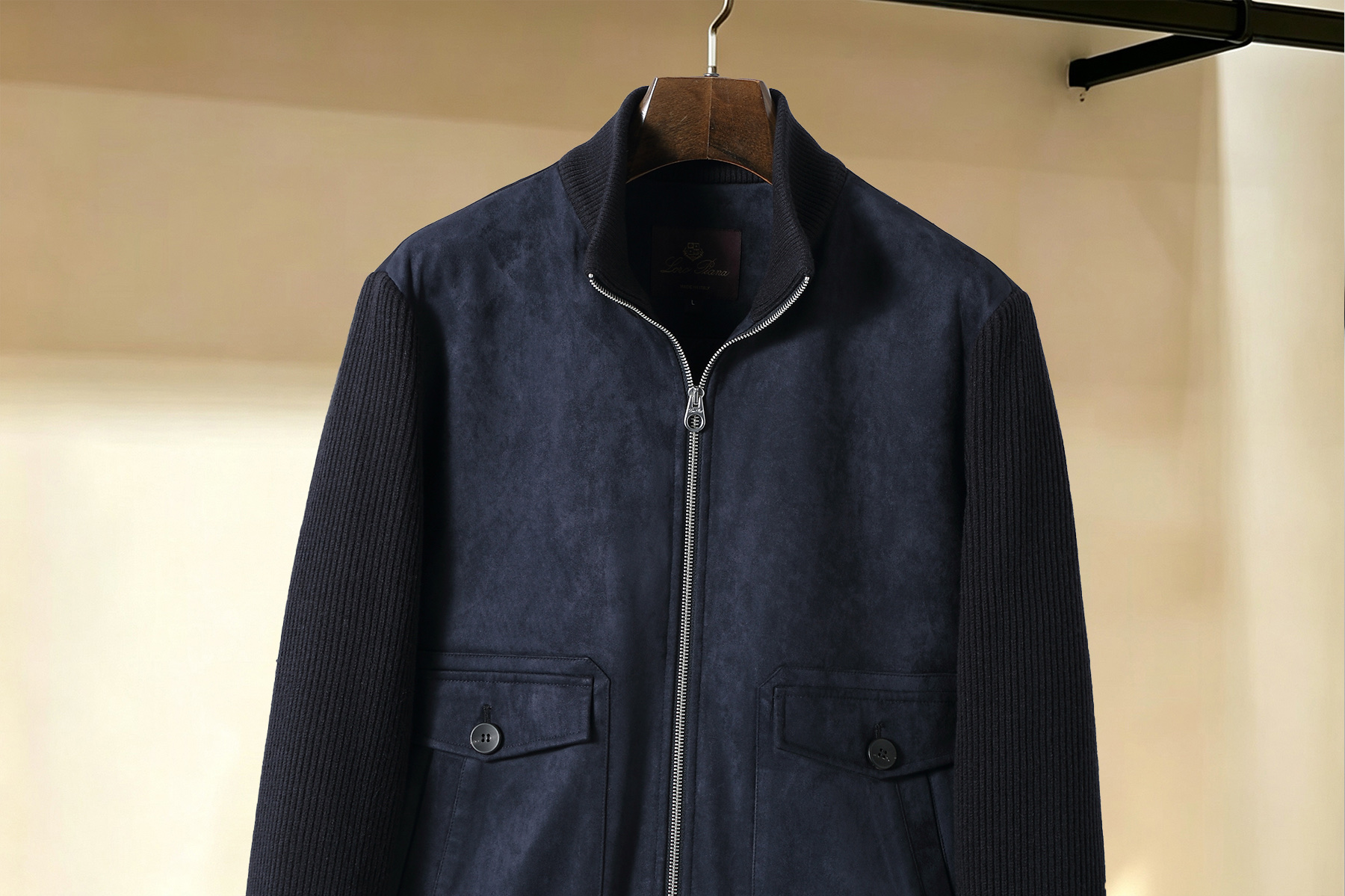 Loro Piana-诺悠翩雅# 26秋冬时尚立领麂皮拼接针织夹克羽绒服、内冲白鸭绒,轻薄有型,上身不臃肿,颇具意大利典 Loro Piana-诺悠翩雅# 26秋冬时尚立领麂皮拼接针织夹克羽绒服、内冲白鸭绒,轻薄有型,上身不臃肿,颇具意大利典