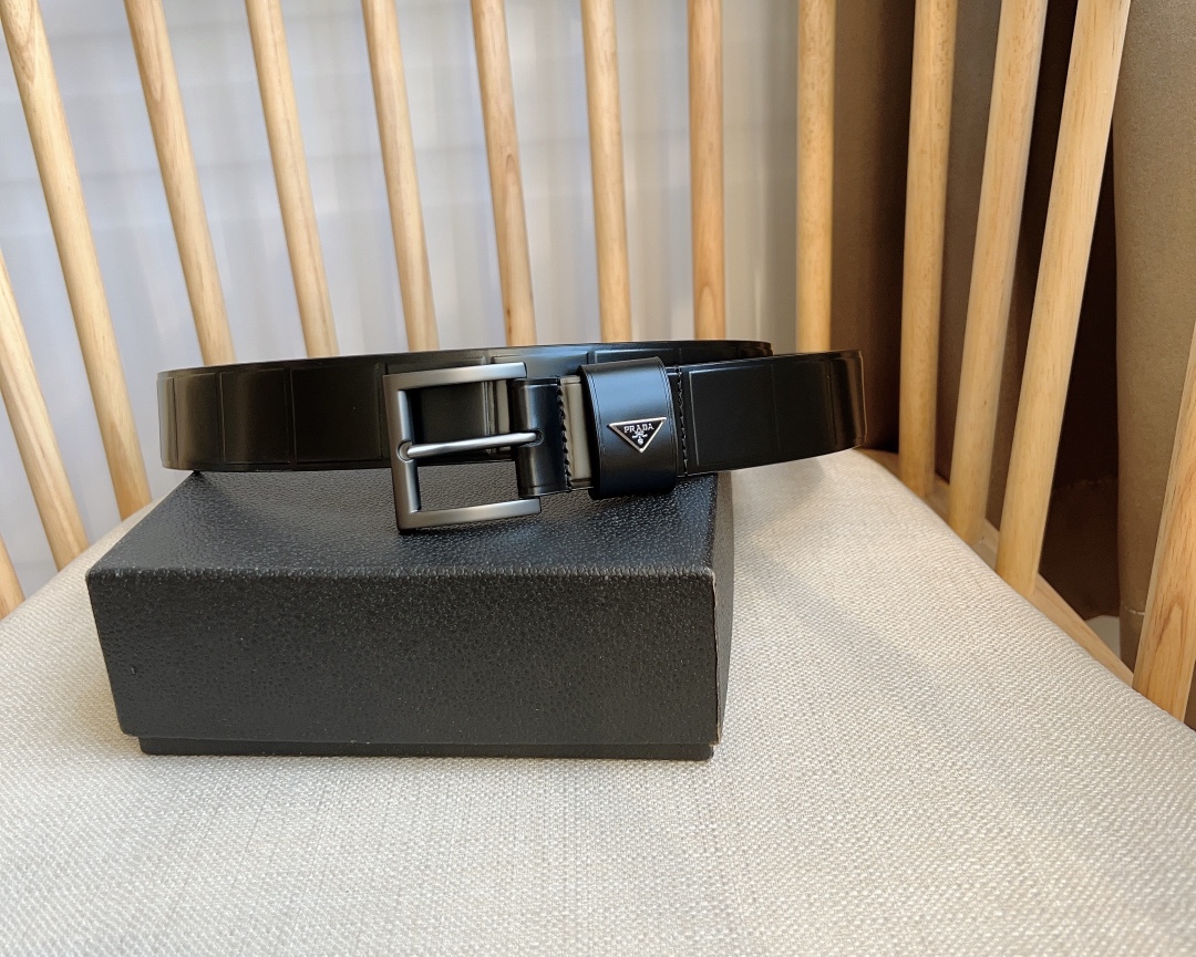 NO:336784,PRADA (Prada) Latest counter model This belt is made of exquisite shiny leather and presents a simple and exquisite elegance. The modern minimalist metal buckle is decorated with a sculpted logo. The brand style is evident. Wide 3.5, belt, prada, prada19860909PRADA (普拉达) 专柜最新款 这款腰带采用精美的亮面皮革打造 呈现简约精致的优雅风范 充满现代感的简约金属搭扣饰以雕刻式徽标 品牌格调跃然眼前 宽3.5,皮带,prada,prada,Belt