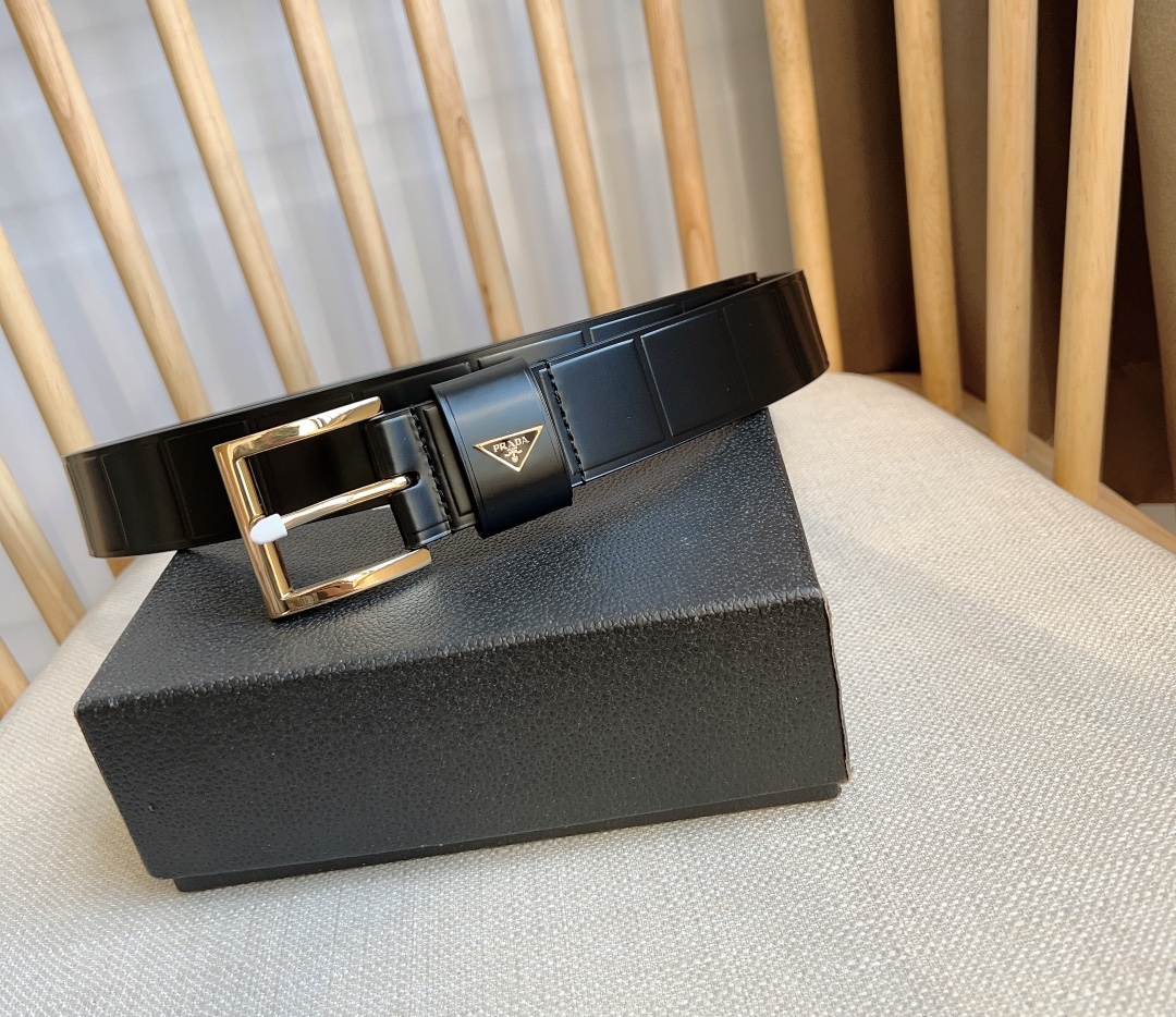 NO:336795,PRADA (Prada) Latest counter model This belt is made of exquisite shiny leather and presents a simple and exquisite elegance. The modern minimalist metal buckle is decorated with a sculpted logo. The brand style is evident. Wide 3.5, belt, prada, prada19860909PRADA (普拉达) 专柜最新款 这款腰带采用精美的亮面皮革打造 呈现简约精致的优雅风范 充满现代感的简约金属搭扣饰以雕刻式徽标 品牌格调跃然眼前 宽3.5,皮带,prada,prada,Belt