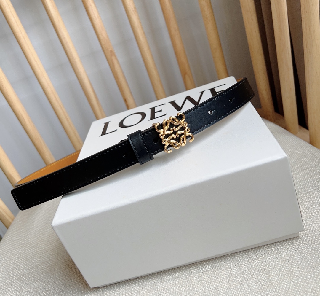 LOEWE罗意威专柜最新同款腰带[庆祝][庆祝]选用光滑牛皮革窄款腰带配有Anagram挂锁针扣卓越的工