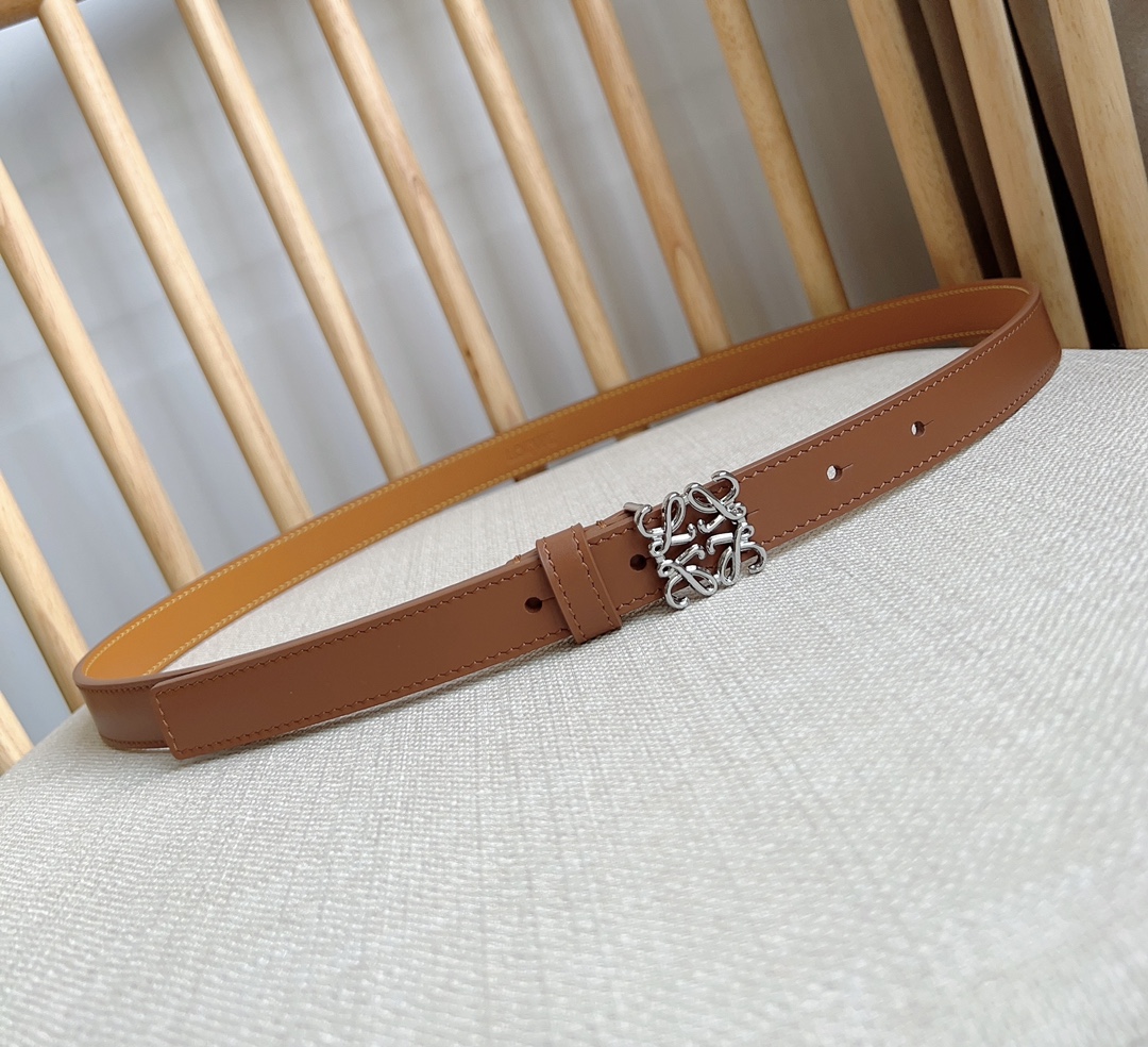 LOEWE罗意威专柜最新同款腰带[庆祝][庆祝]选用光滑牛皮革窄款腰带配有Anagram挂锁针扣卓越的工