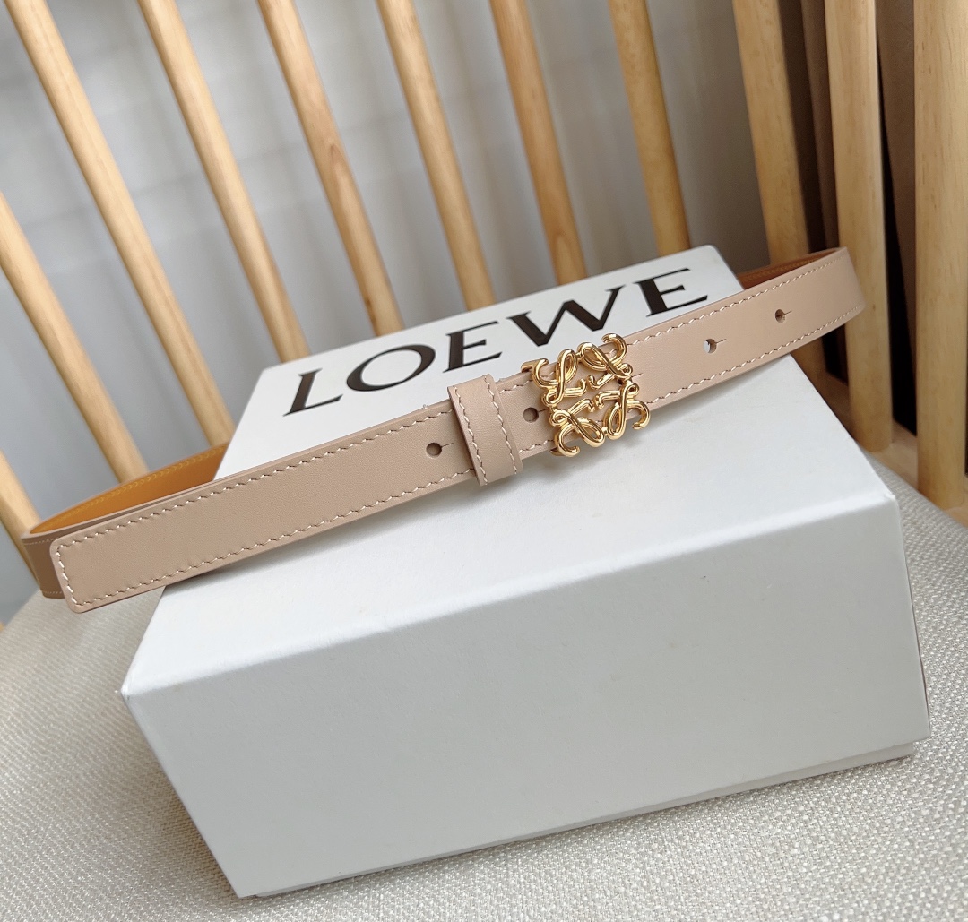 LOEWE罗意威专柜最新同款腰带[庆祝][庆祝]选用光滑牛皮革窄款腰带配有Anagram挂锁针扣卓越的工