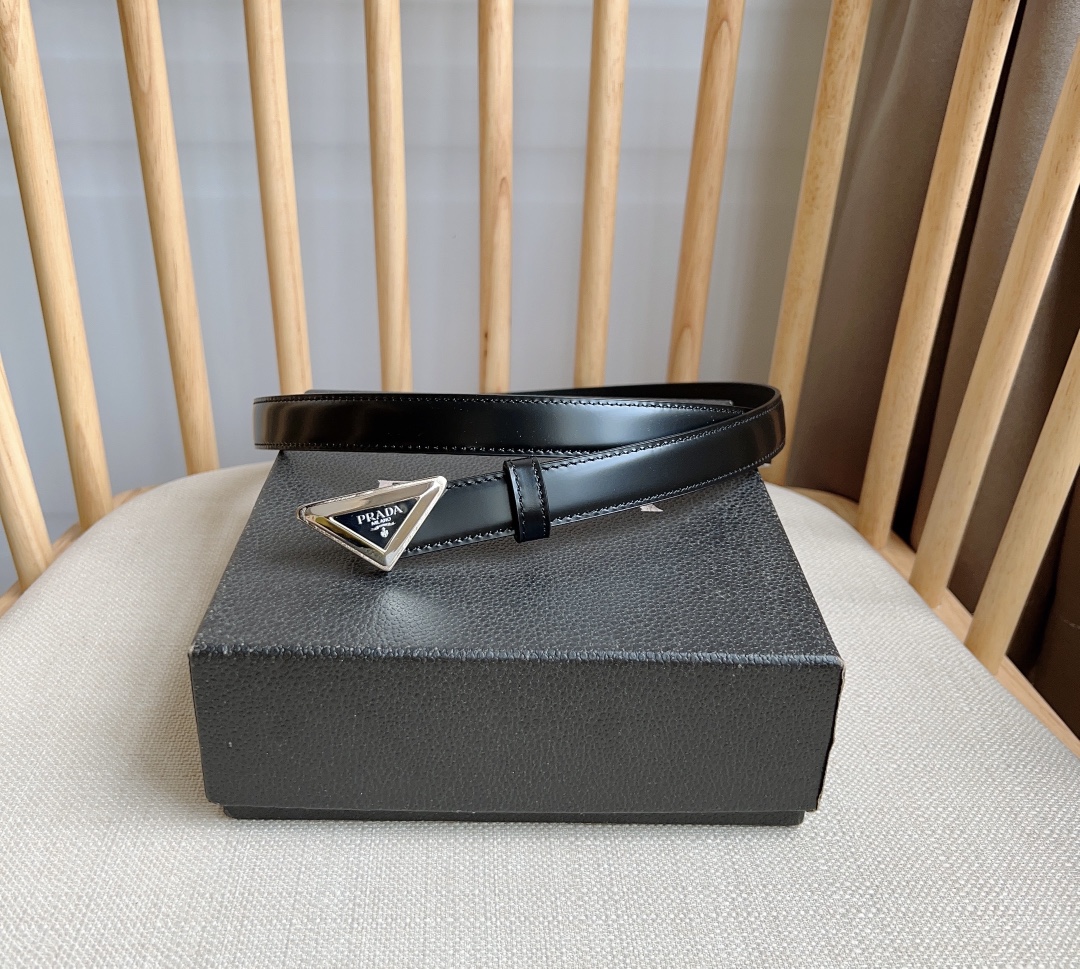 NO:138086,RADA (Prada) The latest model for the counter This glossy patent leather belt is simple and exquisite. The triangle buckle is supplemented by the enamel metal engraving logo. The glossy leather material that reflects the brand's style has evolved for many years and has become a symbol of rada's ingenious craftsmanship. Width: 2.0cm, belt, prada19860909RADA (普拉达) 专柜最新款  这款亮面漆皮腰带设计简约而不失精美 三角形搭扣辅以涂珐琅金属刻字徽标 映现品牌格调隽永的亮面皮革材质经多年演变 己然成为rada匠心工艺的象征 宽:2.0cm,皮带,prada,Belt