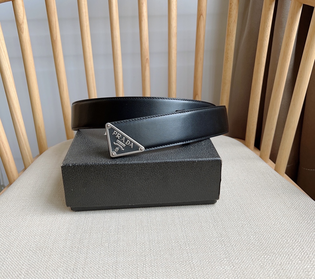 NO:138095,RADA (Prada) latest model for counter This belt is decorated with a triangle metal logo, which looks like the finishing touch, outlining exquisite details, and is an ideal accessory for men's ready-to-wear series. Width 4.0, belt, prada19860909RADA (普拉达) 专柜最新款 这款腰带饰有一枚三角形金属徽标 宛若点睛之笔 勾勒精致细节 是rada男士成衣系列的理想配饰 宽4.0,皮带,prada,Belt